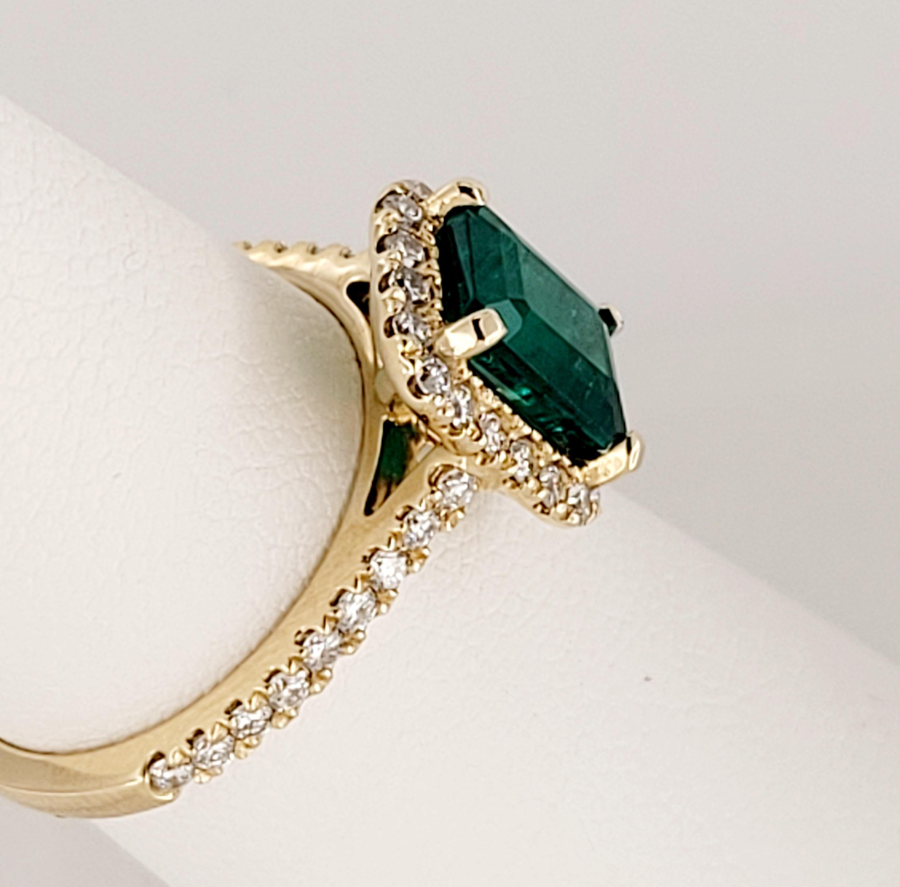 Emerald Cut Emerald Ring with White Diamond and 14K Yellow Gold en vente 1