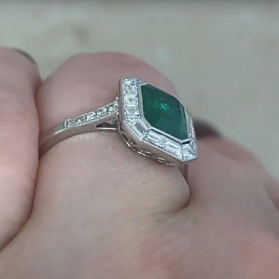 Emerald Cut Emerald with Diamond Halo Ring (Approx. 1.50-Carats), Platinum (Smaragdschliff) im Angebot