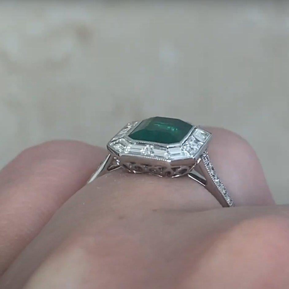 Emerald Cut Emerald with Diamond Halo Ring (Approx. 1.50-Carats), Platinum im Zustand „Hervorragend“ im Angebot in New York, NY