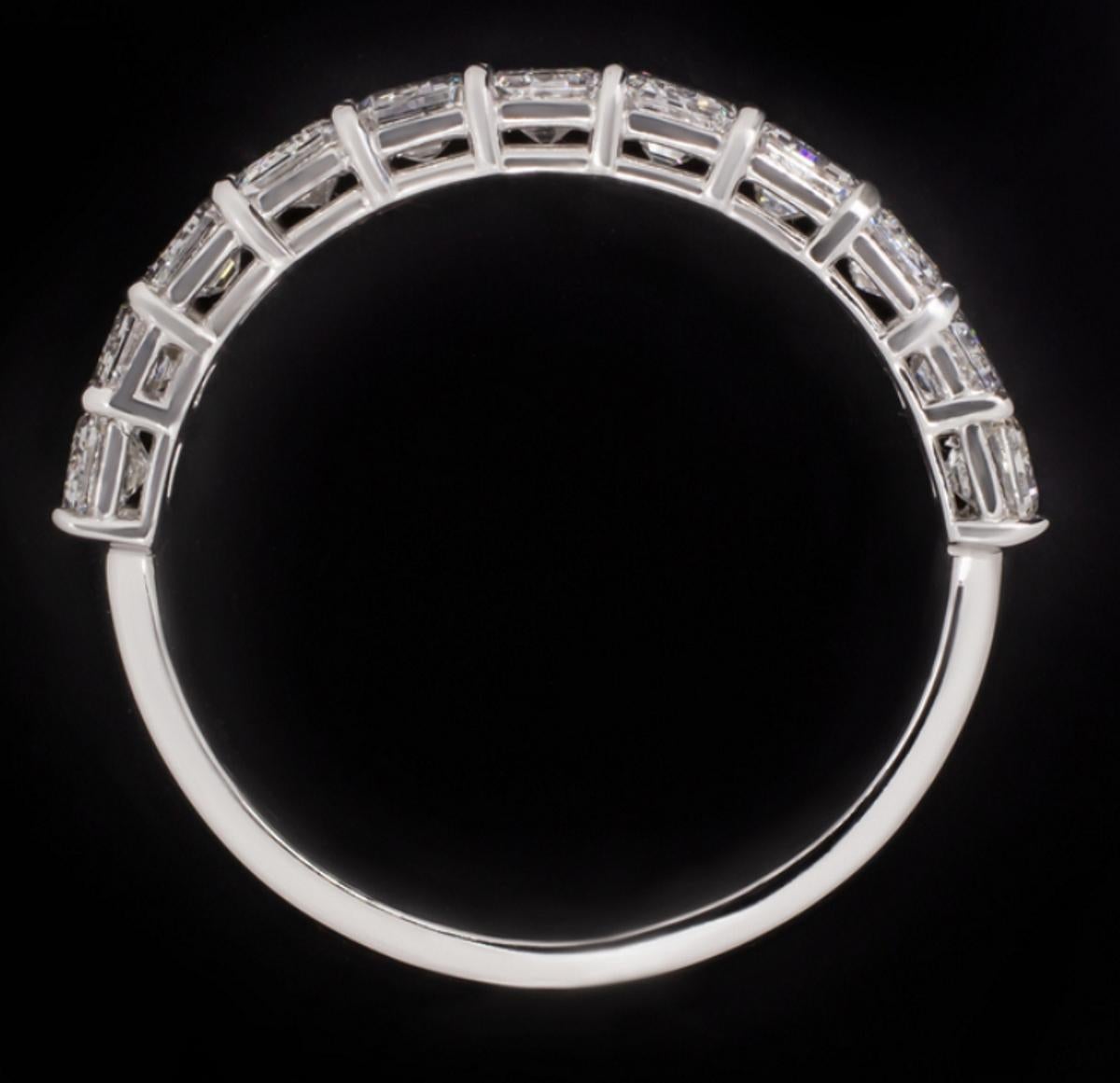 Cette bague remarquable présente 2,08ct de diamants de taille émeraude vibrants, sertis dans un anneau moderne d'une élégante simplicité. Onze diamants de haute qualité, parfaitement assortis et de taille importante couvrent la face de la bague d'un