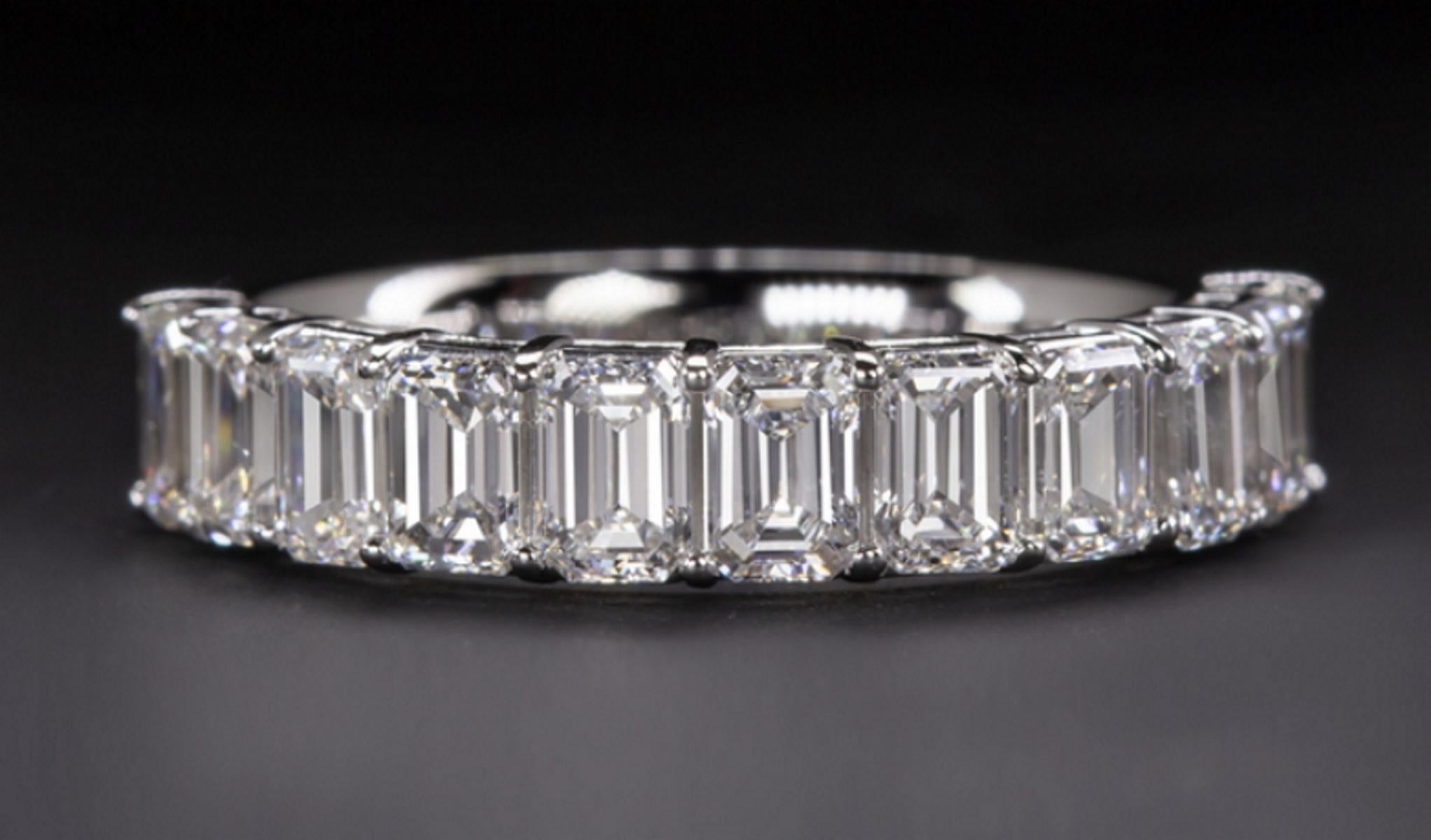 Taille émeraude Anneau de mariage éternel à diamant et taille émeraude en vente