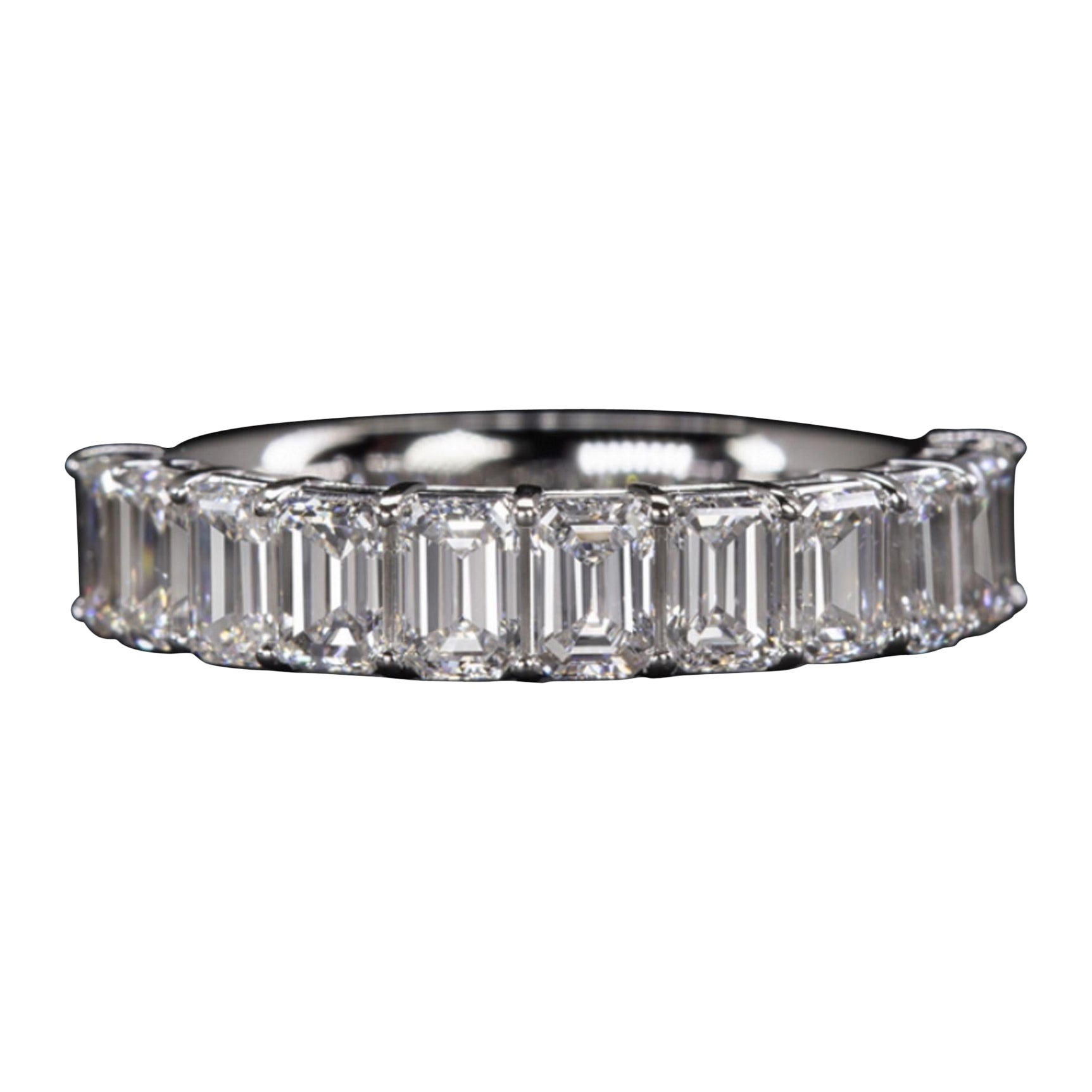 Anneau de mariage éternel à diamant et taille émeraude en vente