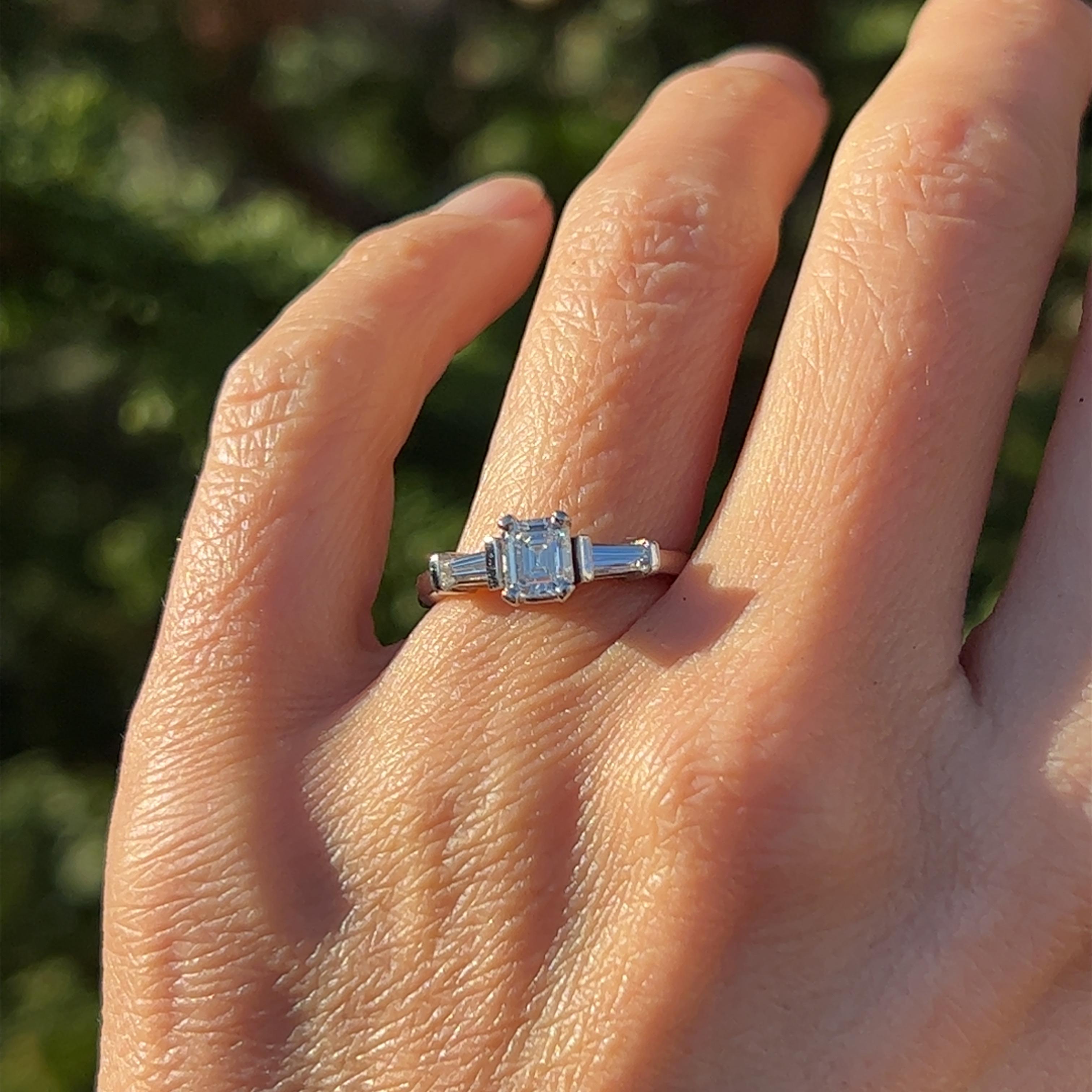 Bague de fiançailles en platine avec diamant GIA taille émeraude en vente 5