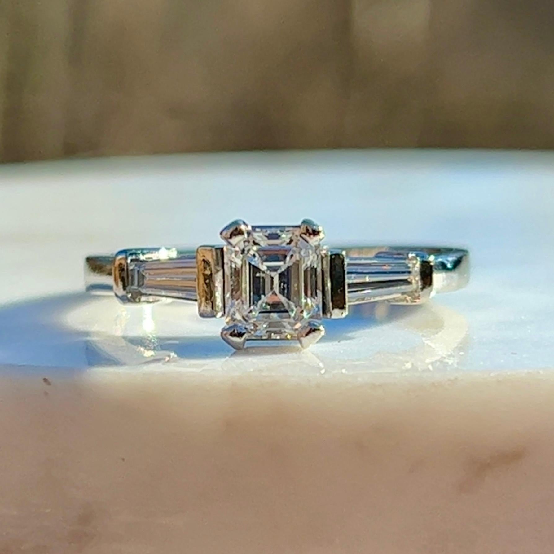 Bague de fiançailles en platine avec diamant GIA taille émeraude en vente 1
