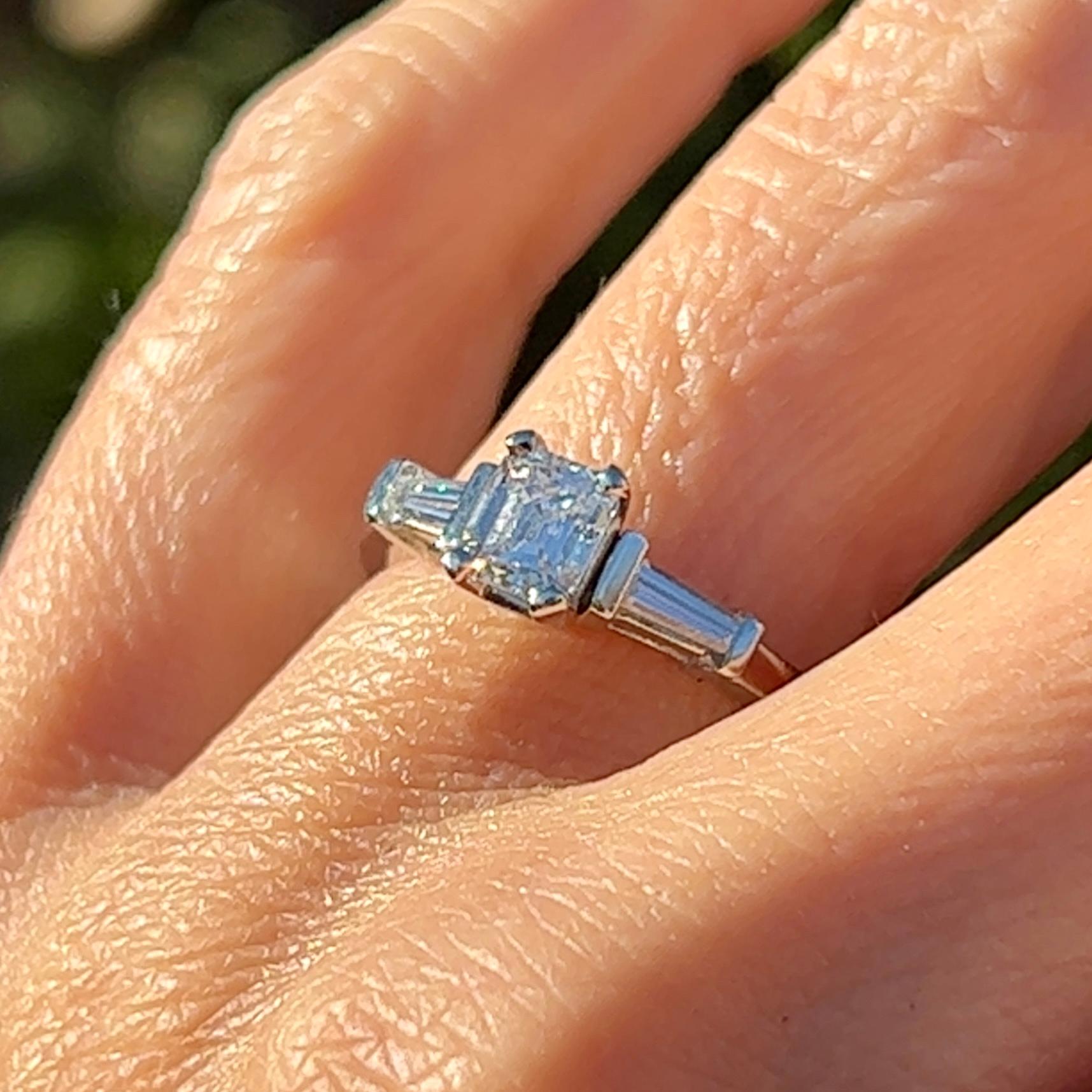Bague de fiançailles en platine avec diamant GIA taille émeraude en vente 2