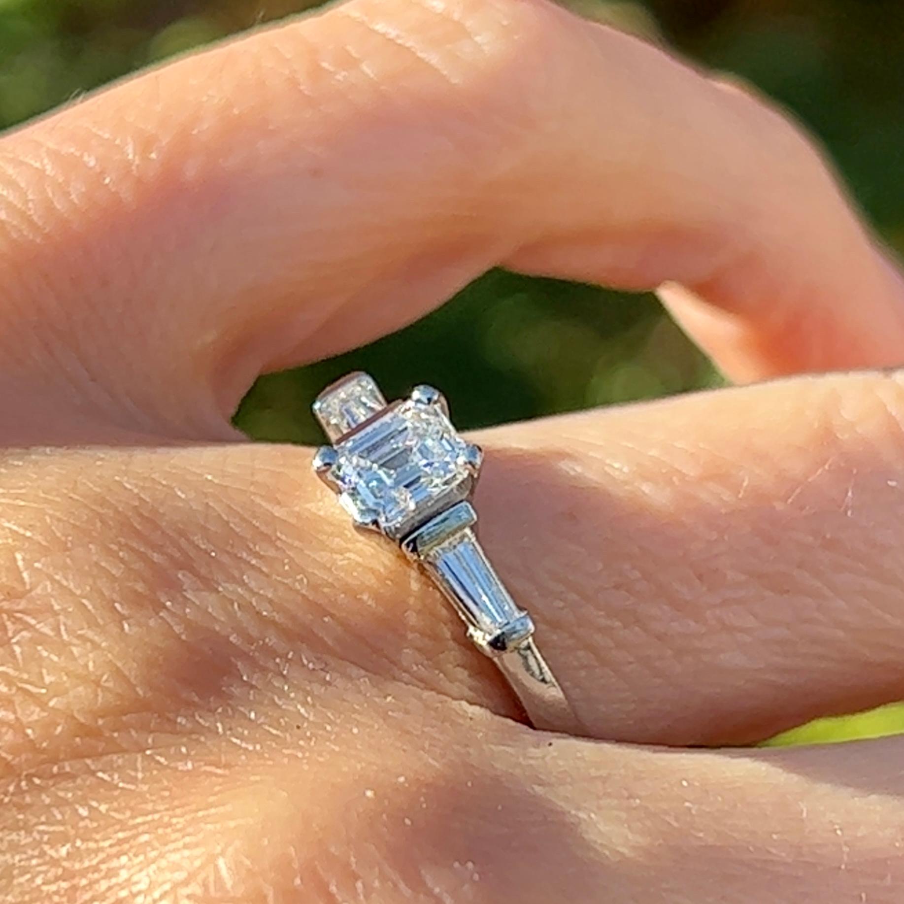 Bague de fiançailles en platine avec diamant GIA taille émeraude en vente 3