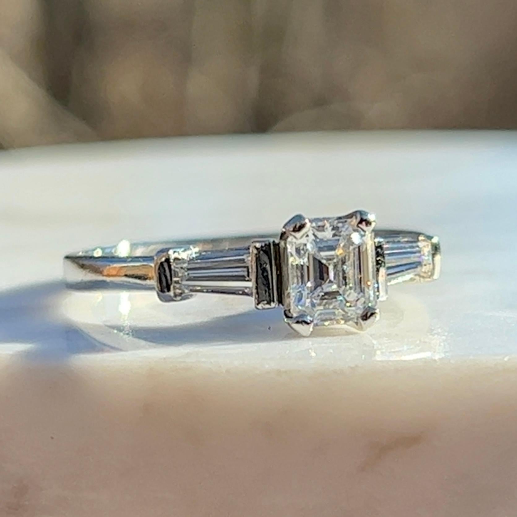 Bague de fiançailles en platine avec diamant GIA taille émeraude en vente 4