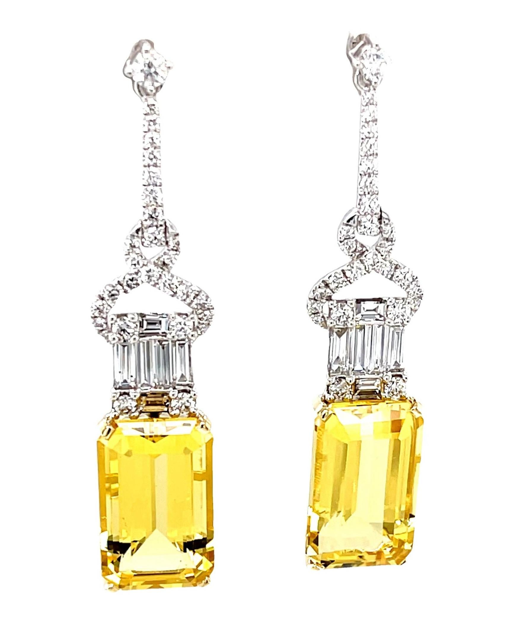 Diese glamourösen goldenen Beryll- und Diamant-Ohrringe sind so elegant und auffällig, dass Sie Ihren Terminkalender füllen werden, nur um sie vorzeigen zu können! Der Smaragdschliff des hochwertigen, kristallinen Berylls lenkt die Aufmerksamkeit