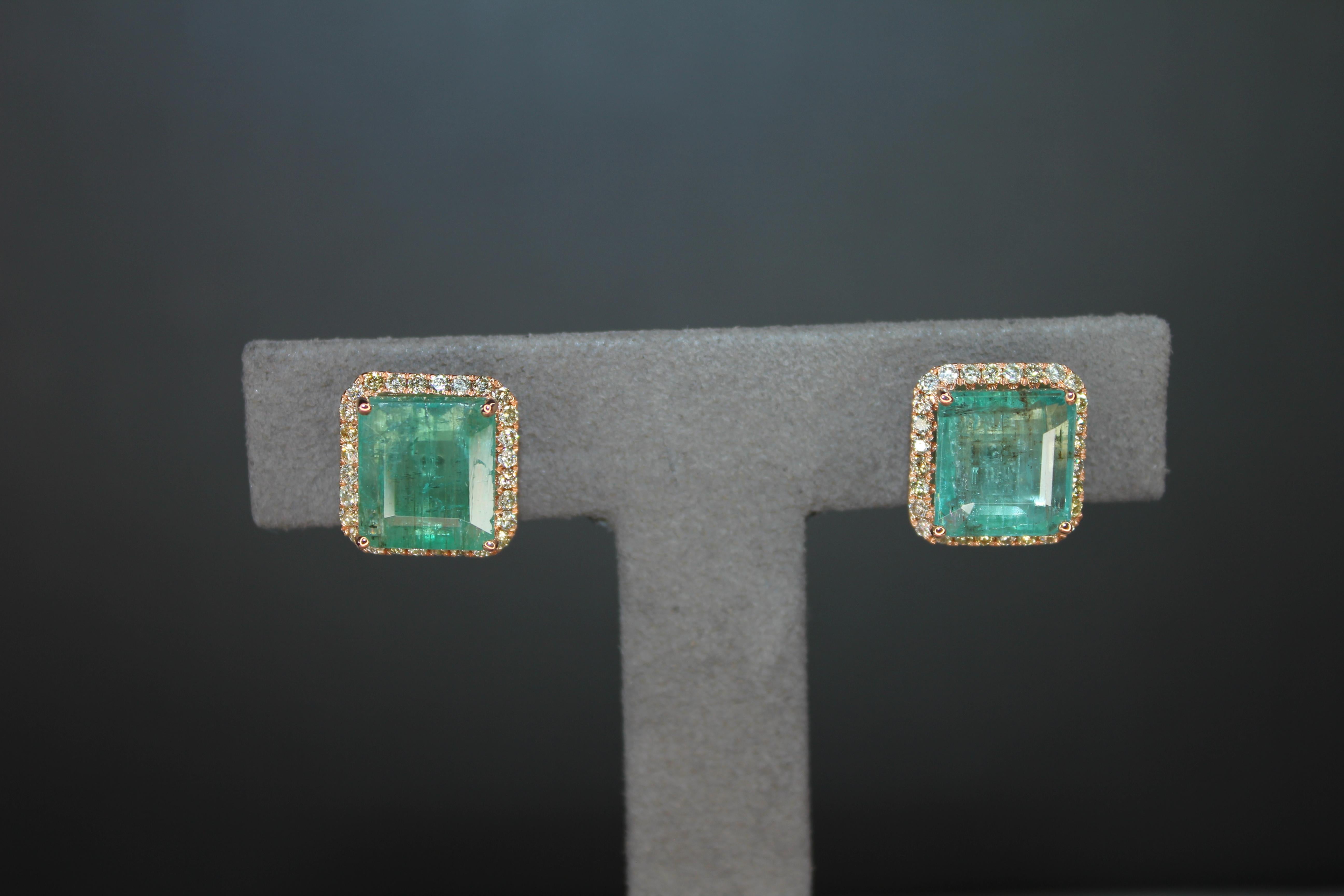 Boucles d'oreilles en or rose 18 carats : Emerald Cut Green Emerald Diamond Halo Stud en vente 4