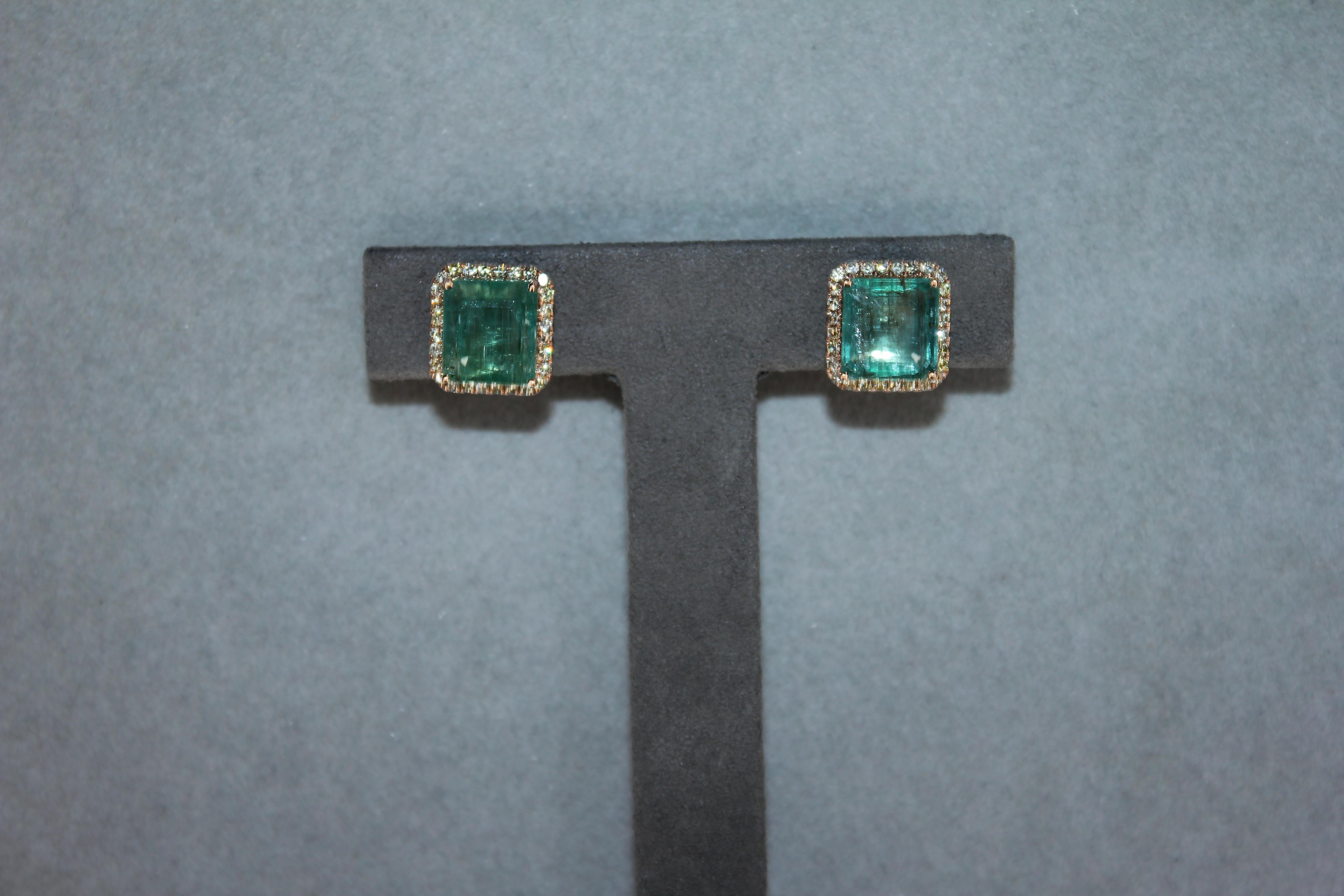 Boucles d'oreilles en or rose 18 carats : Emerald Cut Green Emerald Diamond Halo Stud en vente 5