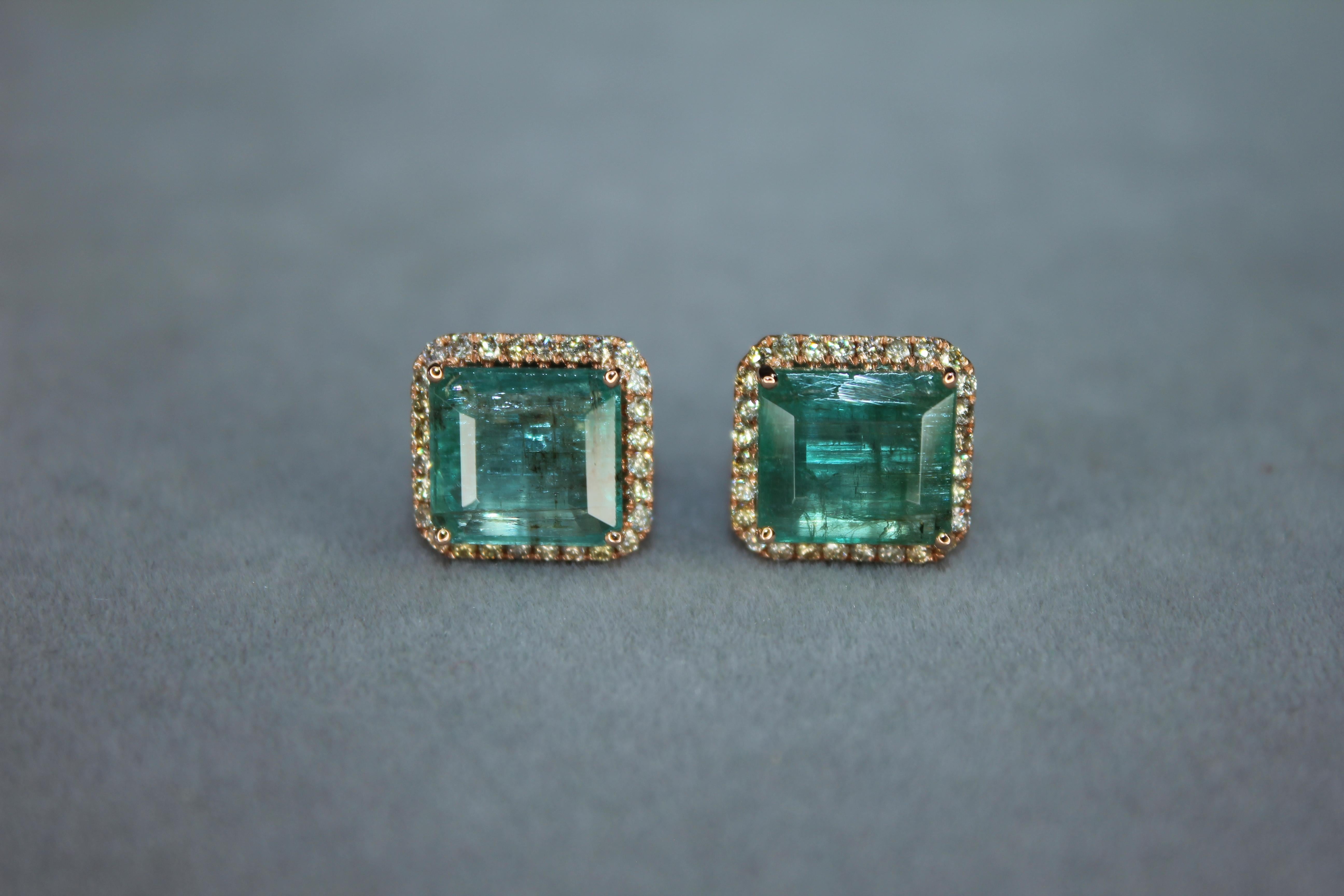 Boucles d'oreilles en or rose 18 carats : Emerald Cut Green Emerald Diamond Halo Stud en vente 6