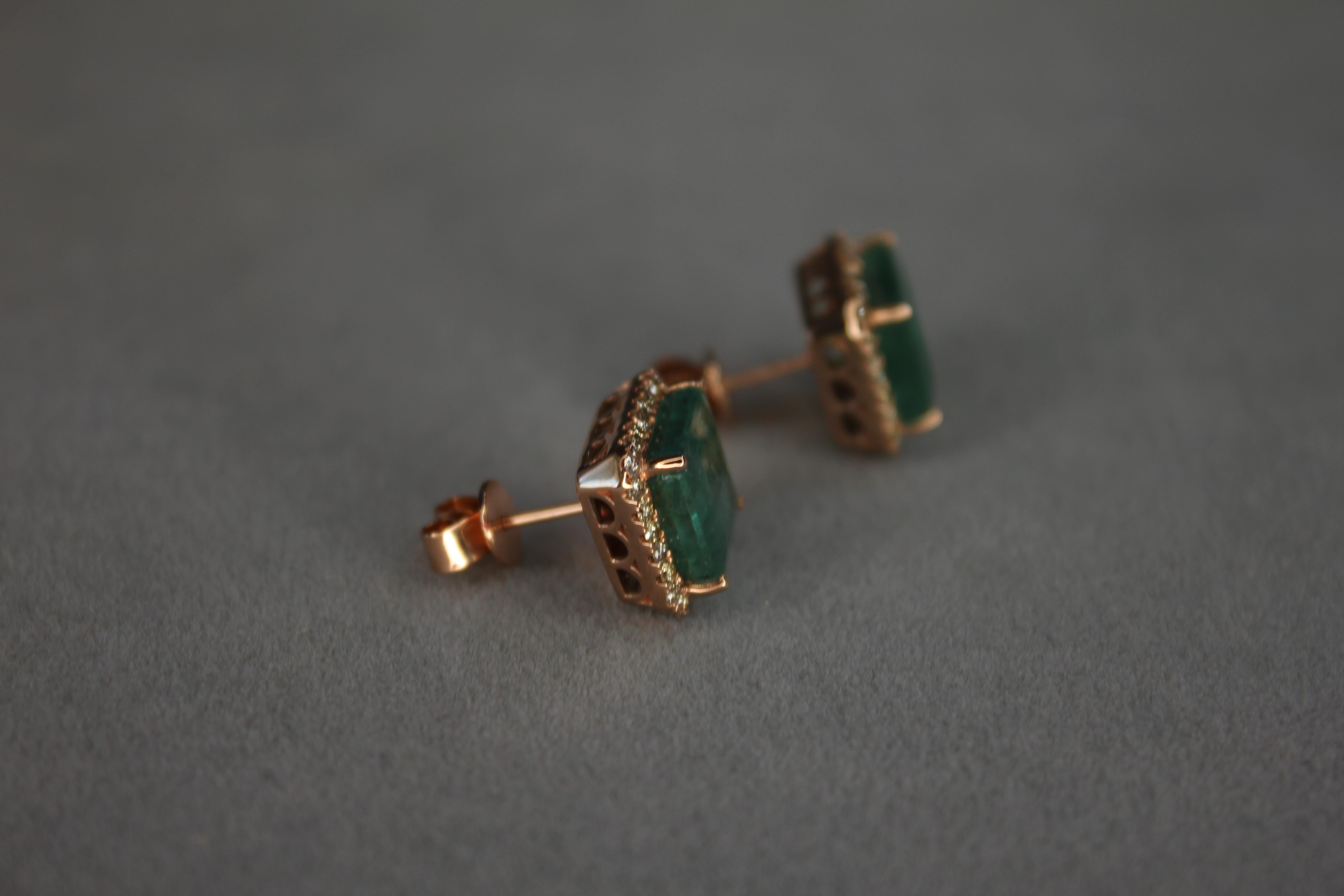 Boucles d'oreilles en or rose 18 carats : Emerald Cut Green Emerald Diamond Halo Stud en vente 7