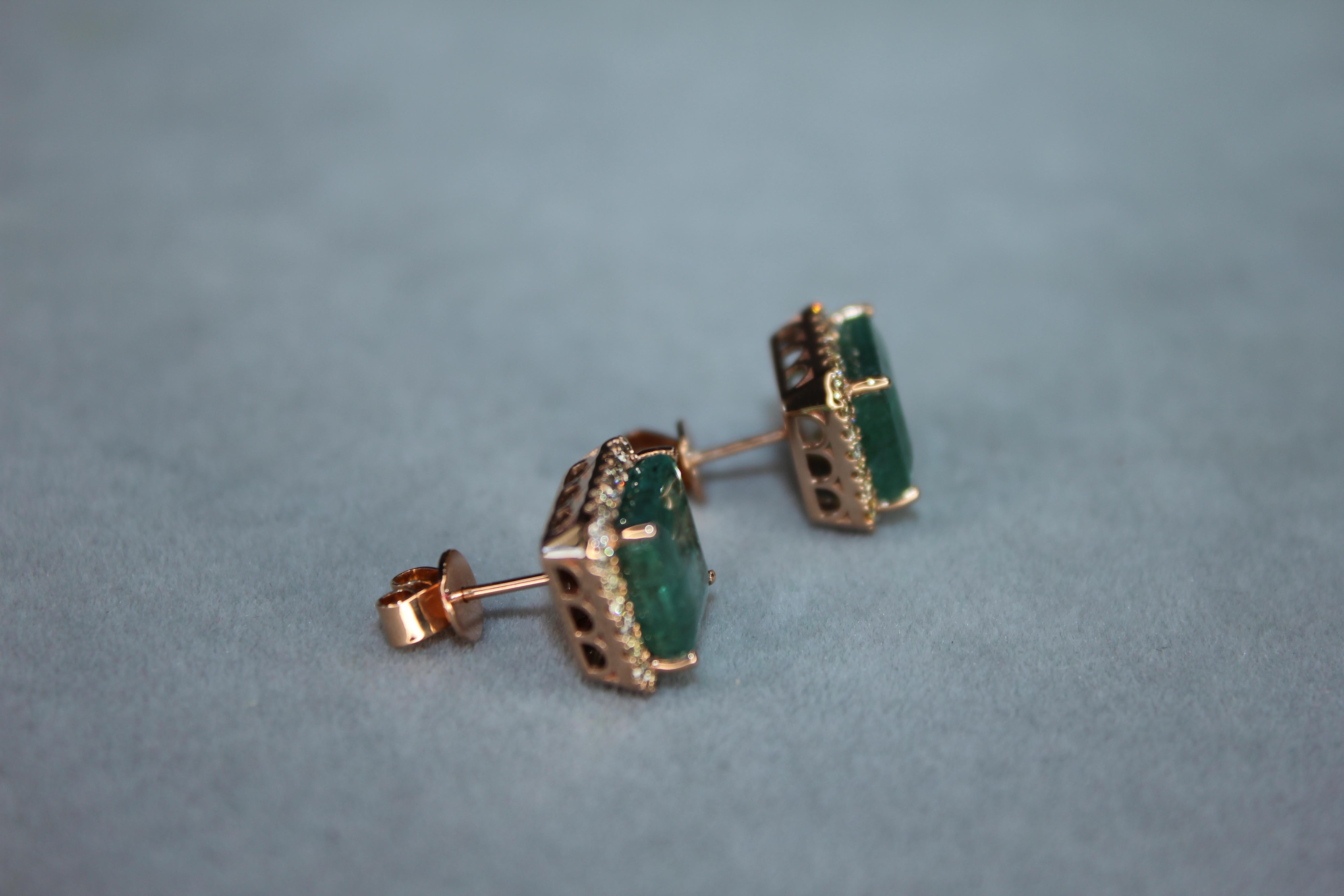 Boucles d'oreilles en or rose 18 carats : Emerald Cut Green Emerald Diamond Halo Stud en vente 8