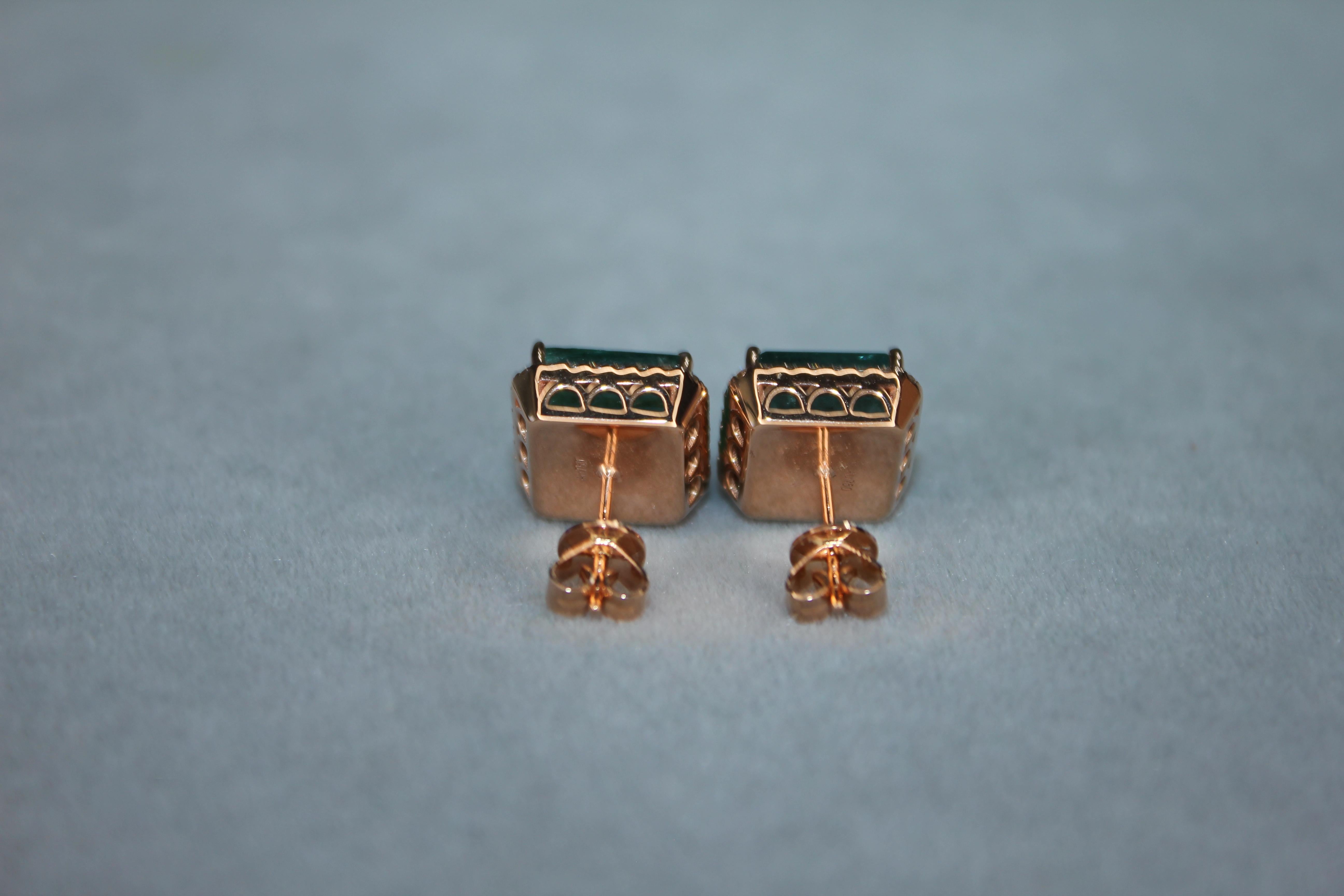 Boucles d'oreilles en or rose 18 carats : Emerald Cut Green Emerald Diamond Halo Stud en vente 9