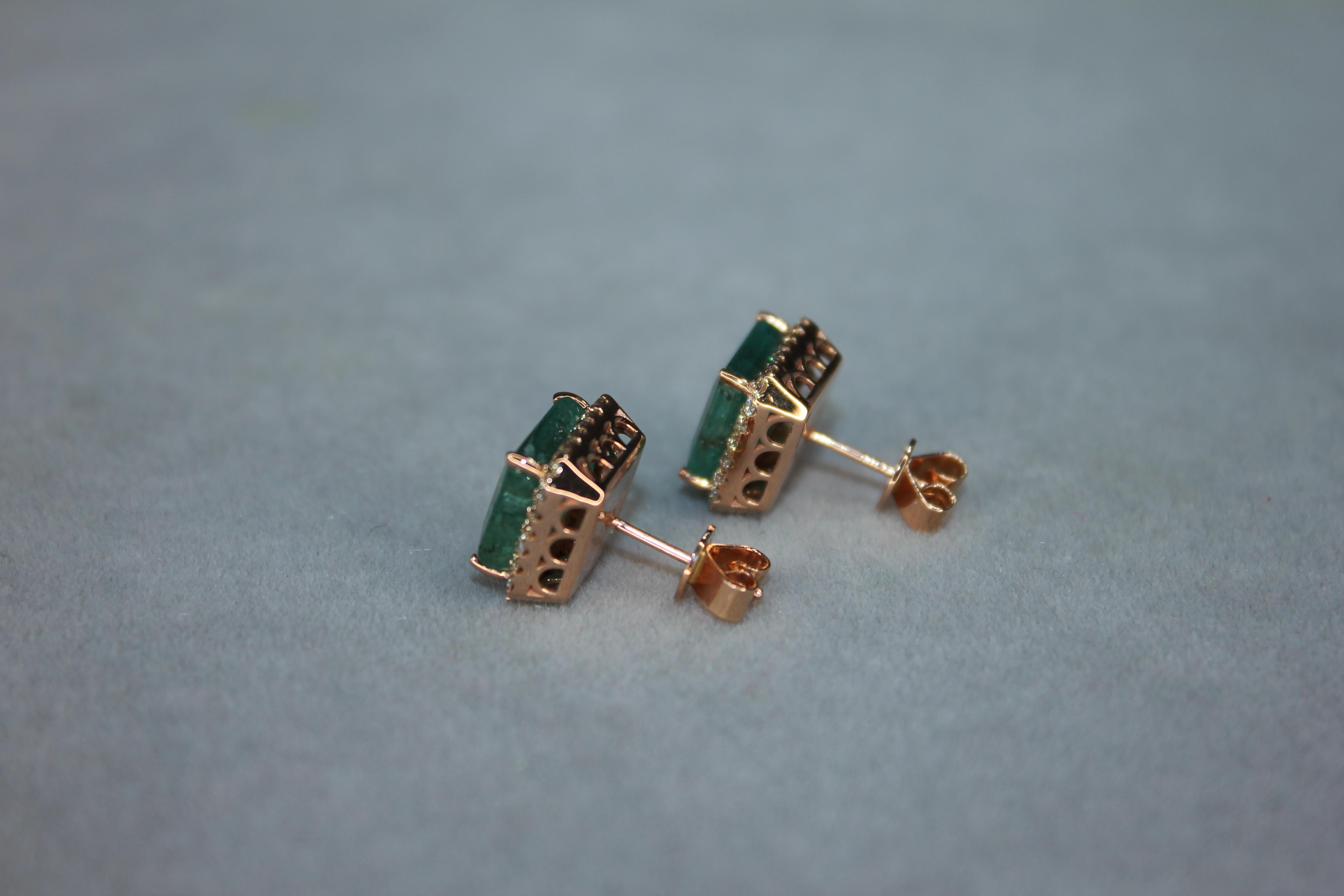 Boucles d'oreilles en or rose 18 carats : Emerald Cut Green Emerald Diamond Halo Stud en vente 10