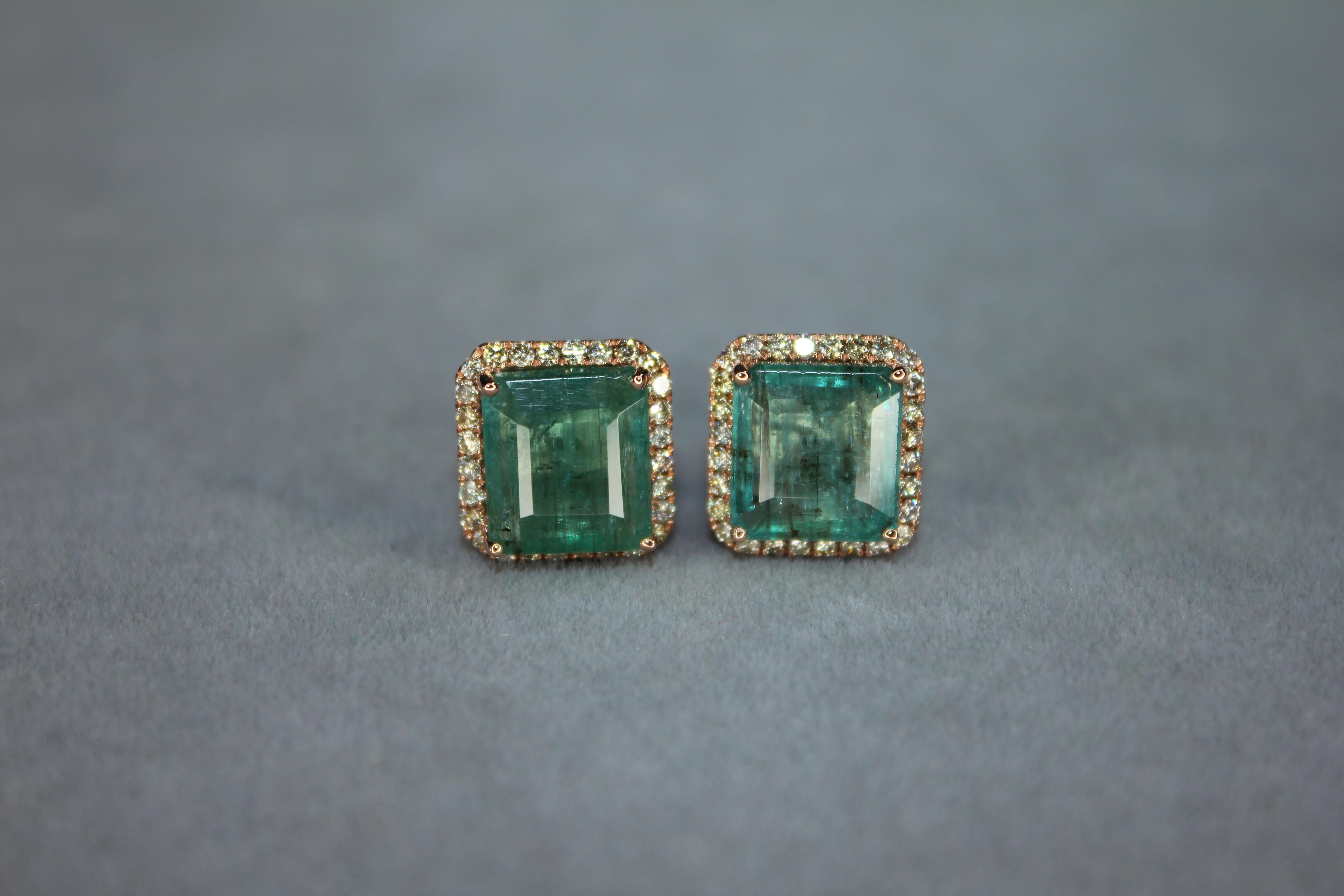 Boucles d'oreilles en or rose 18 carats : Emerald Cut Green Emerald Diamond Halo Stud en vente 11