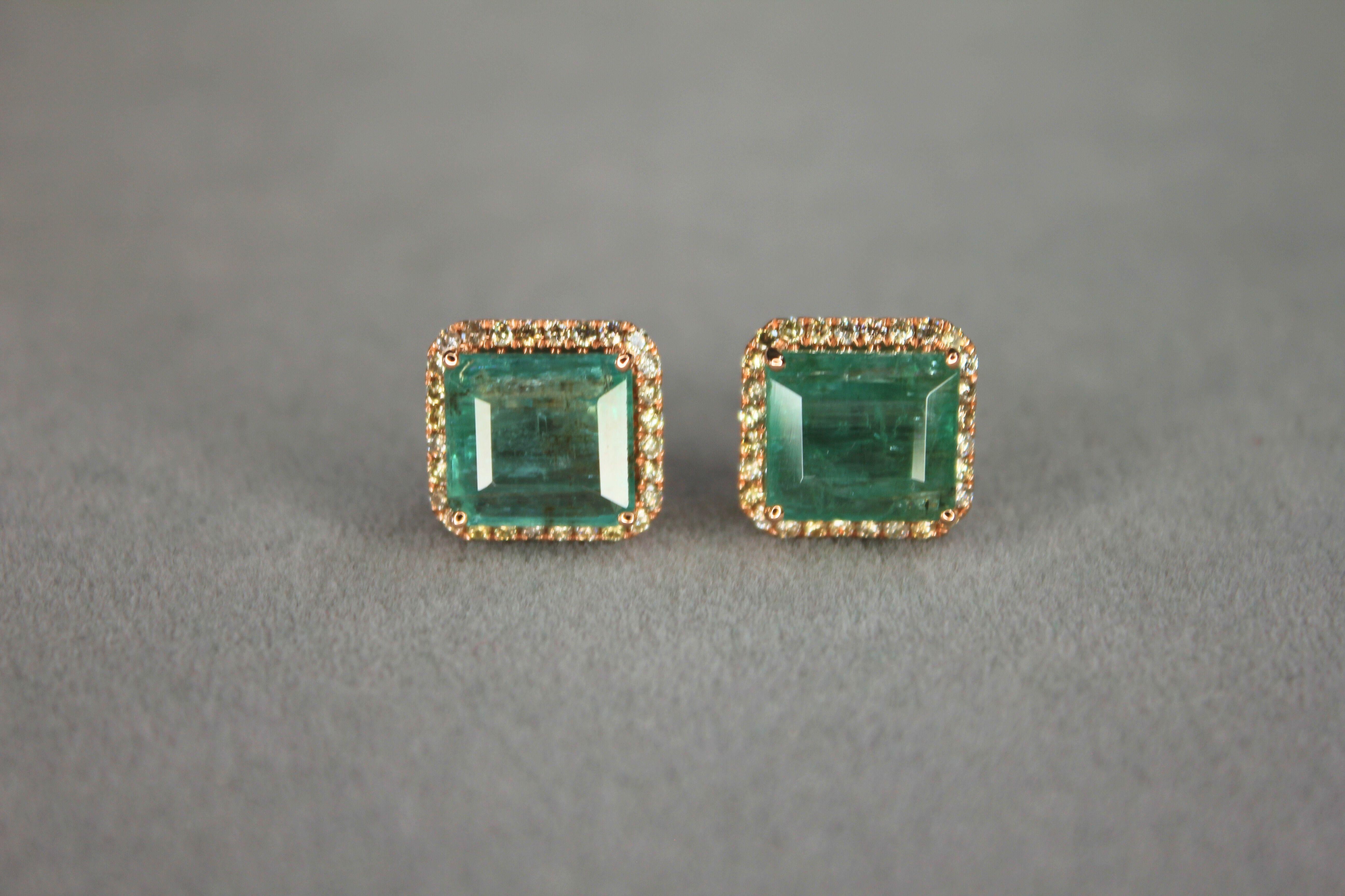 Boucles d'oreilles en or rose 18 carats : Emerald Cut Green Emerald Diamond Halo Stud en vente 12