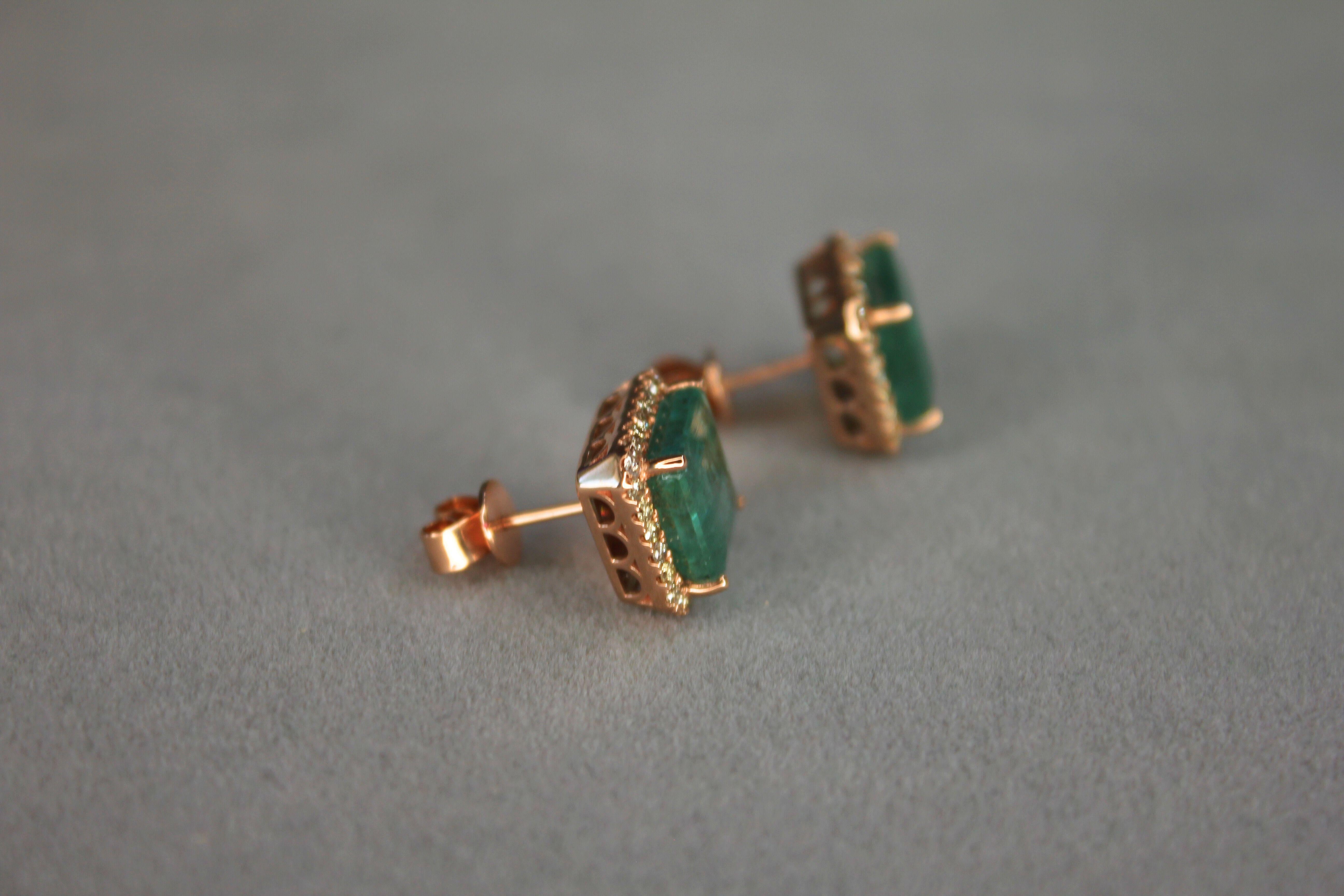 Boucles d'oreilles en or rose 18 carats : Emerald Cut Green Emerald Diamond Halo Stud en vente 13