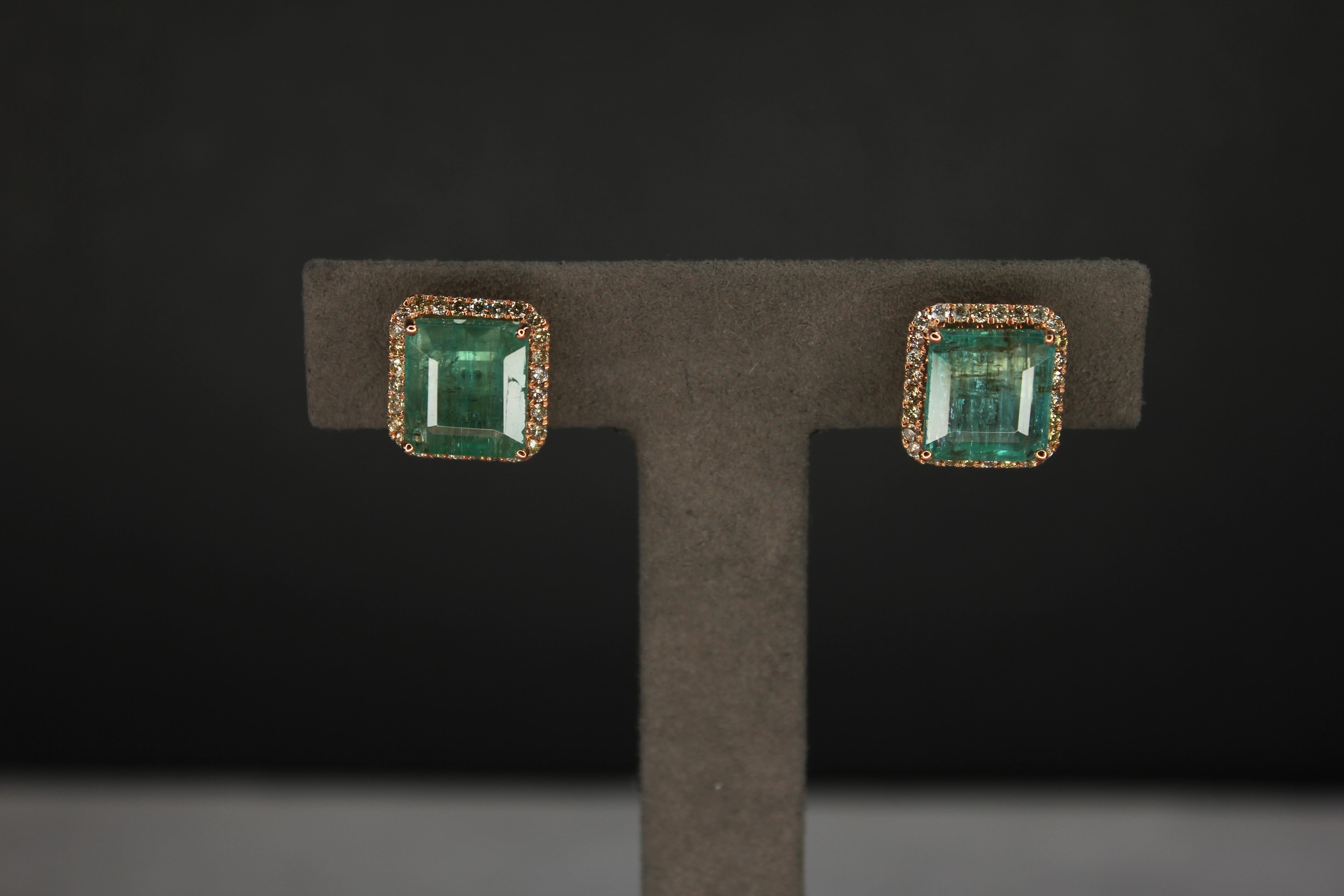 Or rose 18K
0.82 cts G/VS Diamants 
9,12 cts d'émeraudes CTW 
Couleur émeraude - Vert moyen mystérieux avec des nuances plus claires, surtout à la lumière