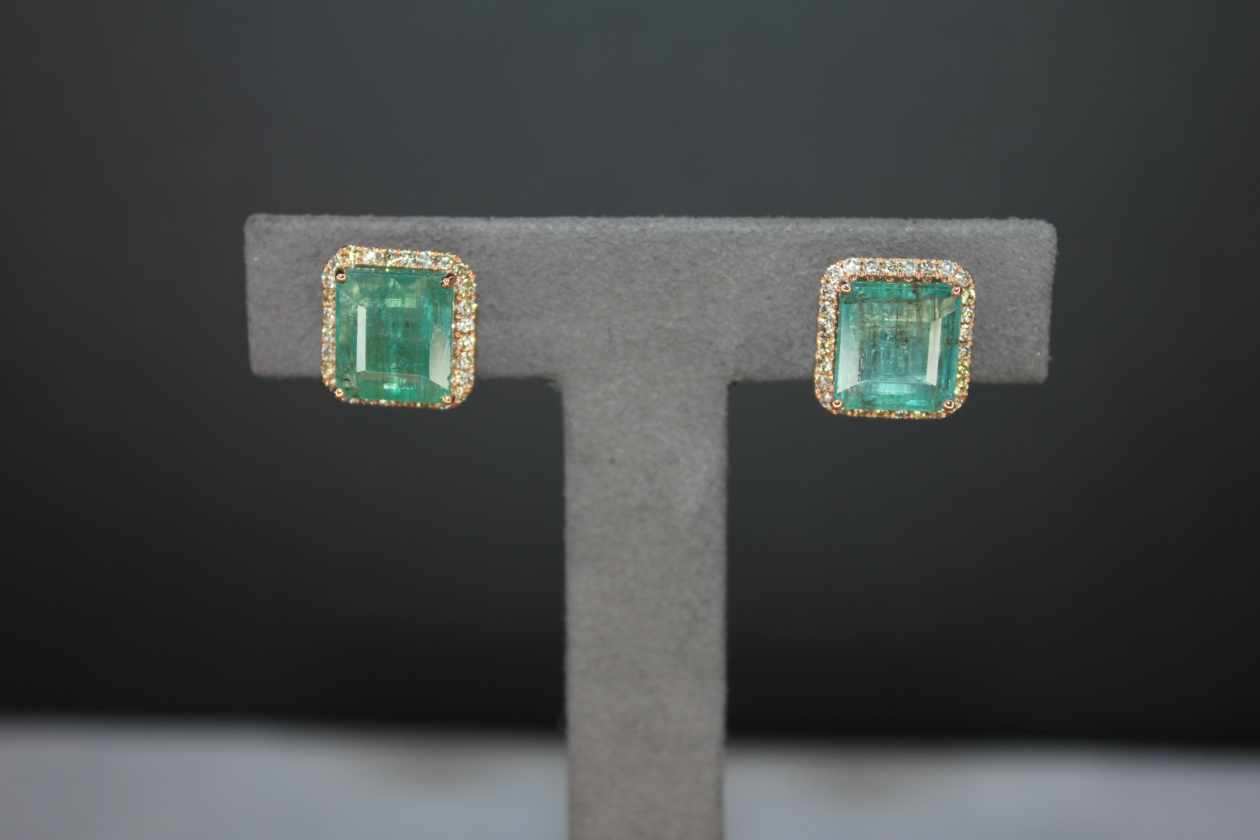 Moderne Boucles d'oreilles en or rose 18 carats : Emerald Cut Green Emerald Diamond Halo Stud en vente