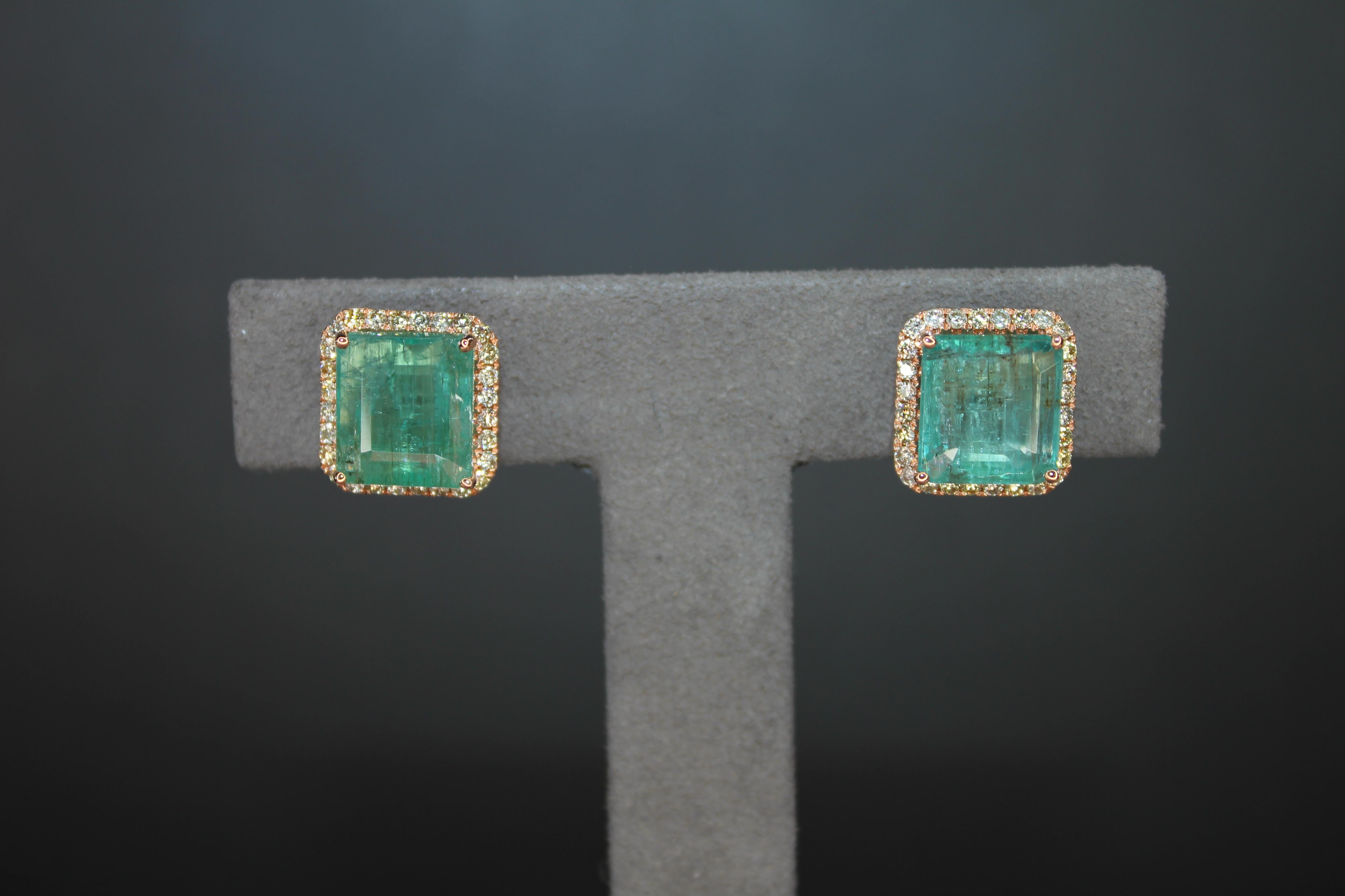 Taille émeraude Boucles d'oreilles en or rose 18 carats : Emerald Cut Green Emerald Diamond Halo Stud en vente