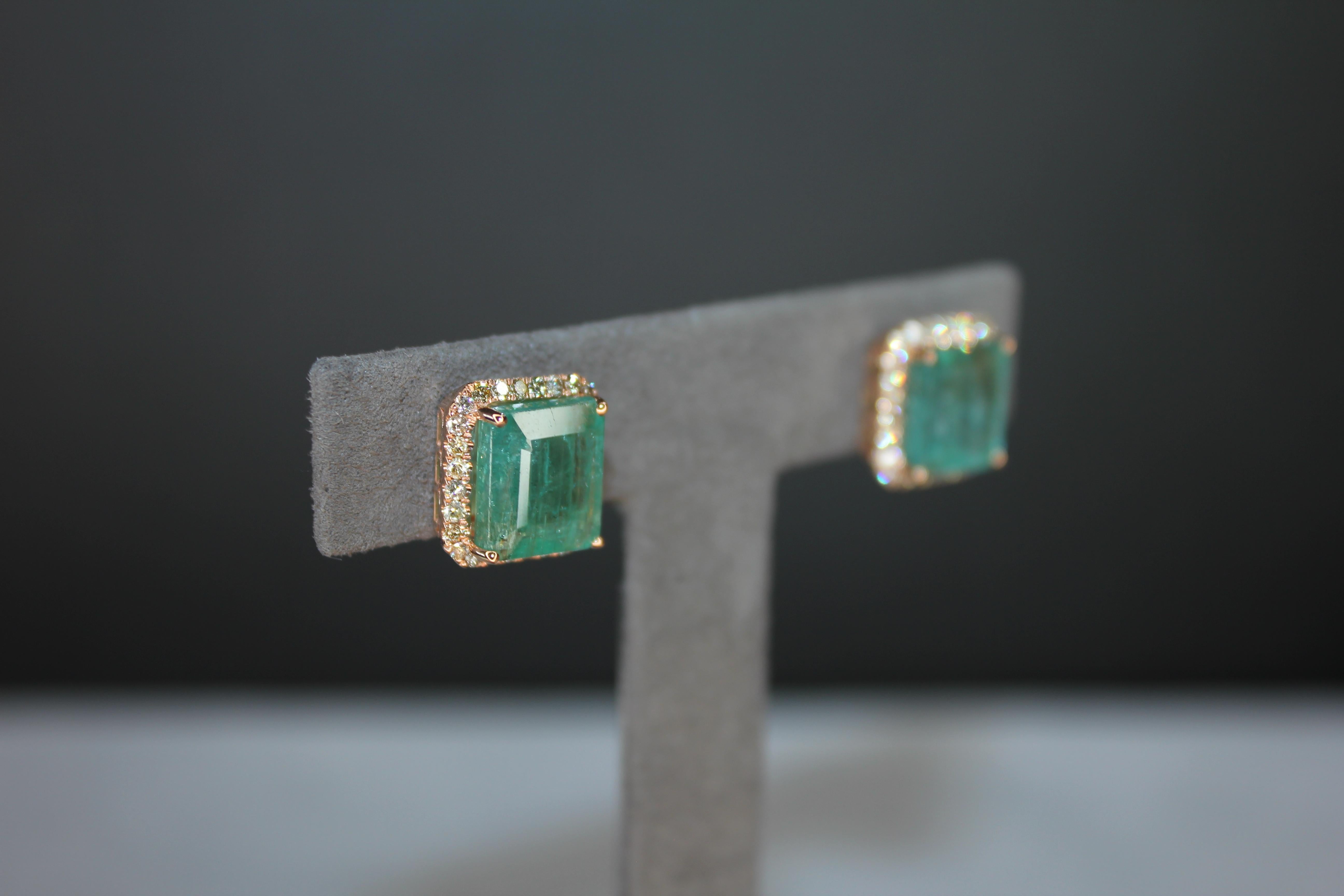 Boucles d'oreilles en or rose 18 carats : Emerald Cut Green Emerald Diamond Halo Stud Neuf - En vente à Oakton, VA