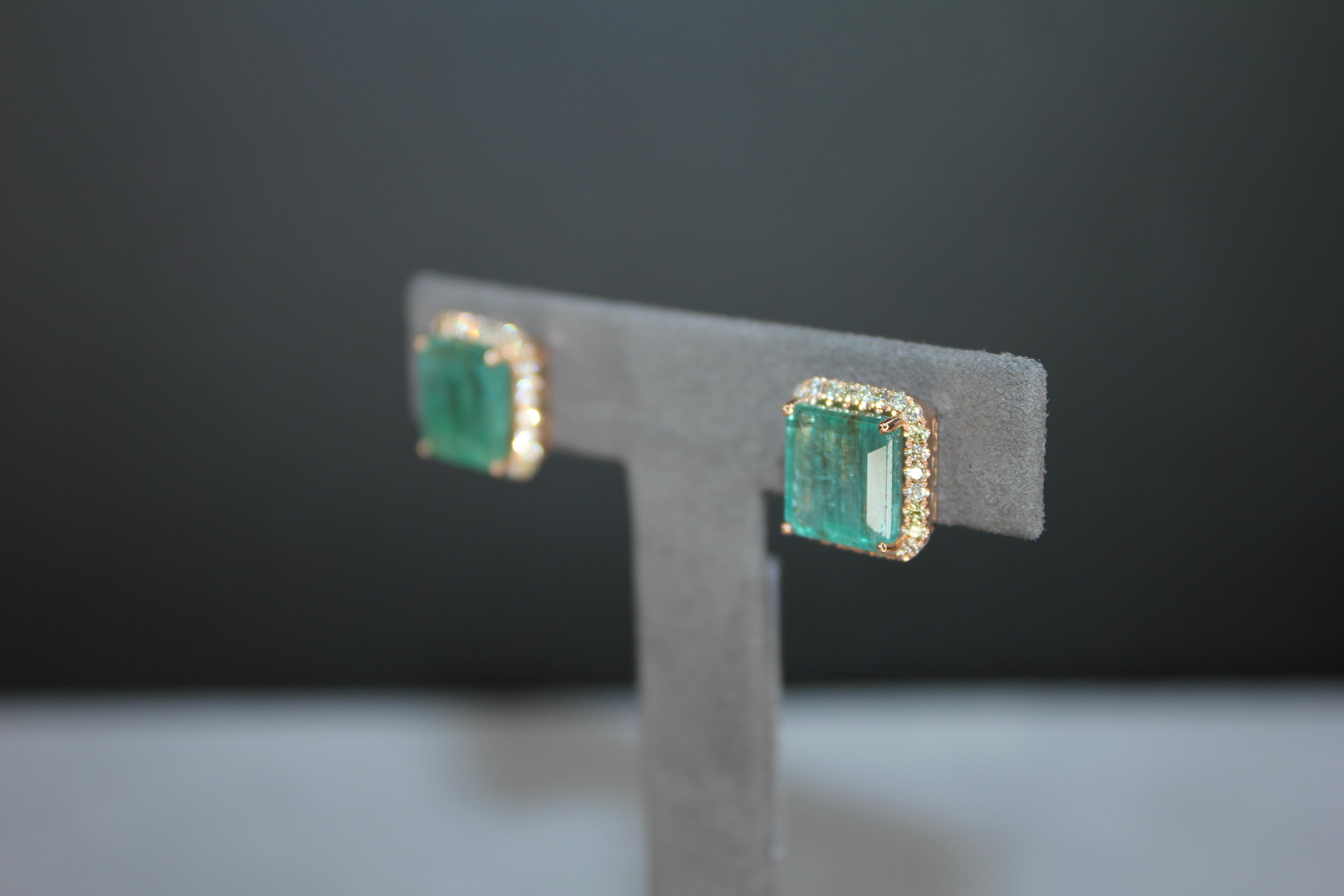 Boucles d'oreilles en or rose 18 carats : Emerald Cut Green Emerald Diamond Halo Stud Pour femmes en vente
