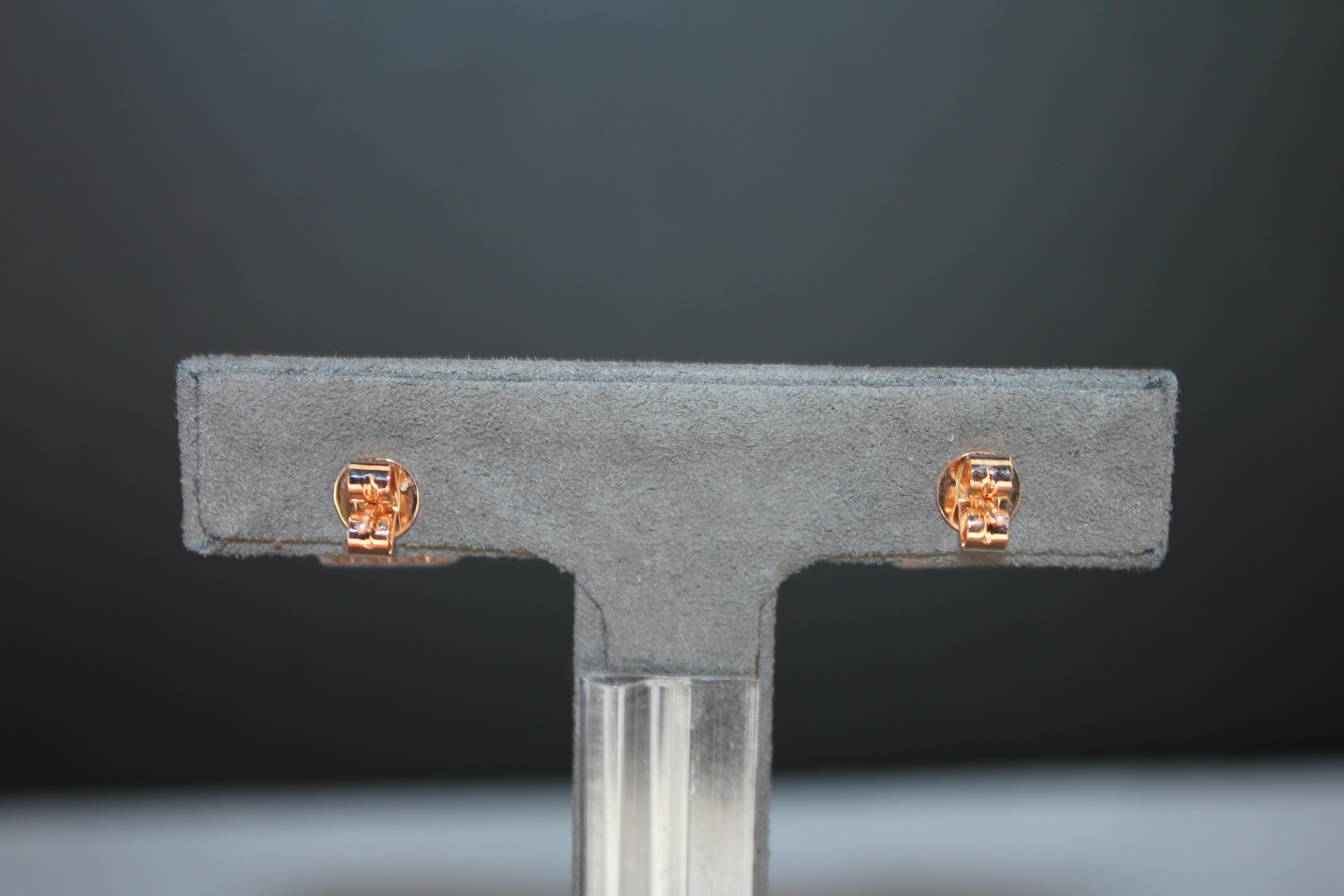 Boucles d'oreilles en or rose 18 carats : Emerald Cut Green Emerald Diamond Halo Stud en vente 1