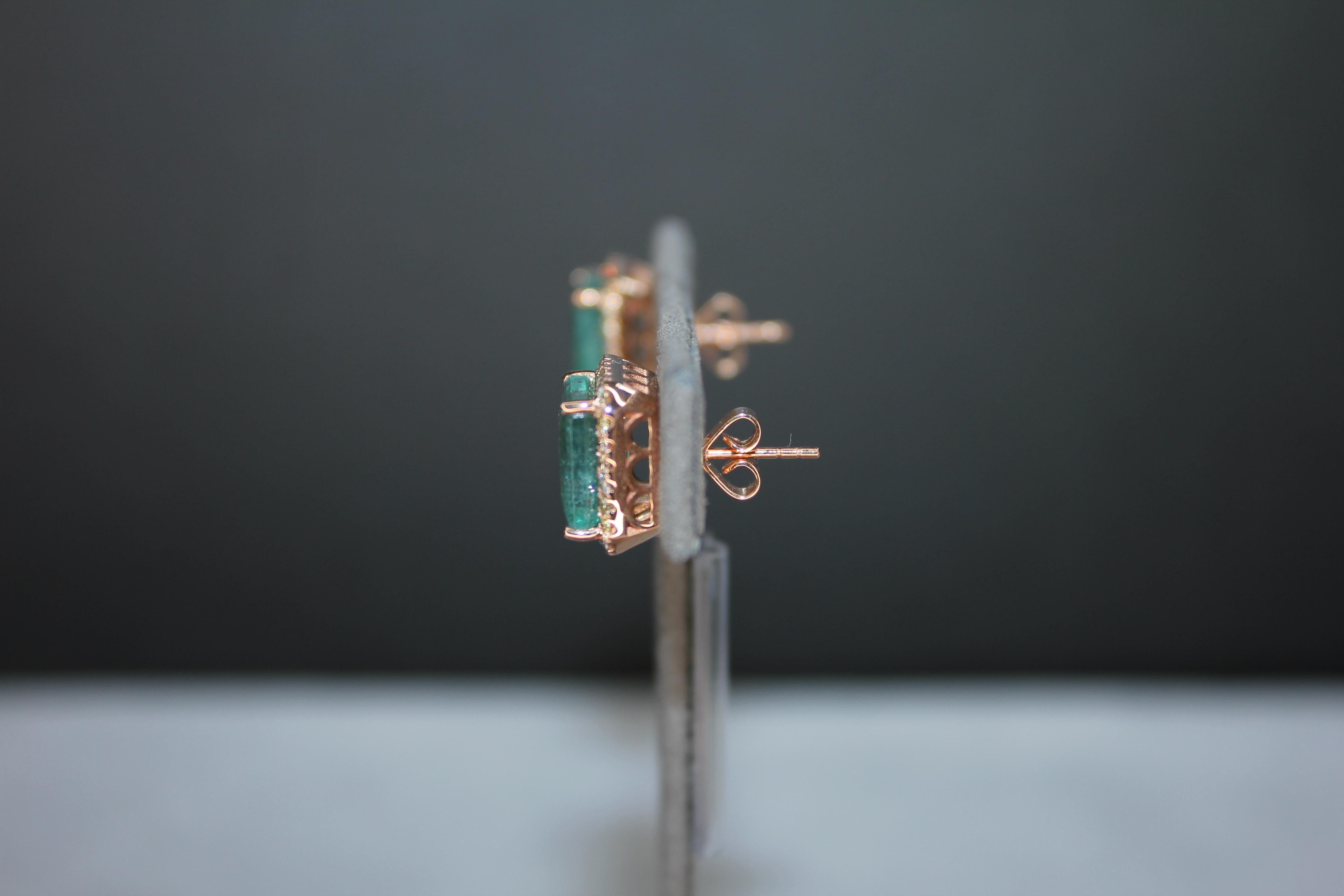 Boucles d'oreilles en or rose 18 carats : Emerald Cut Green Emerald Diamond Halo Stud en vente 2