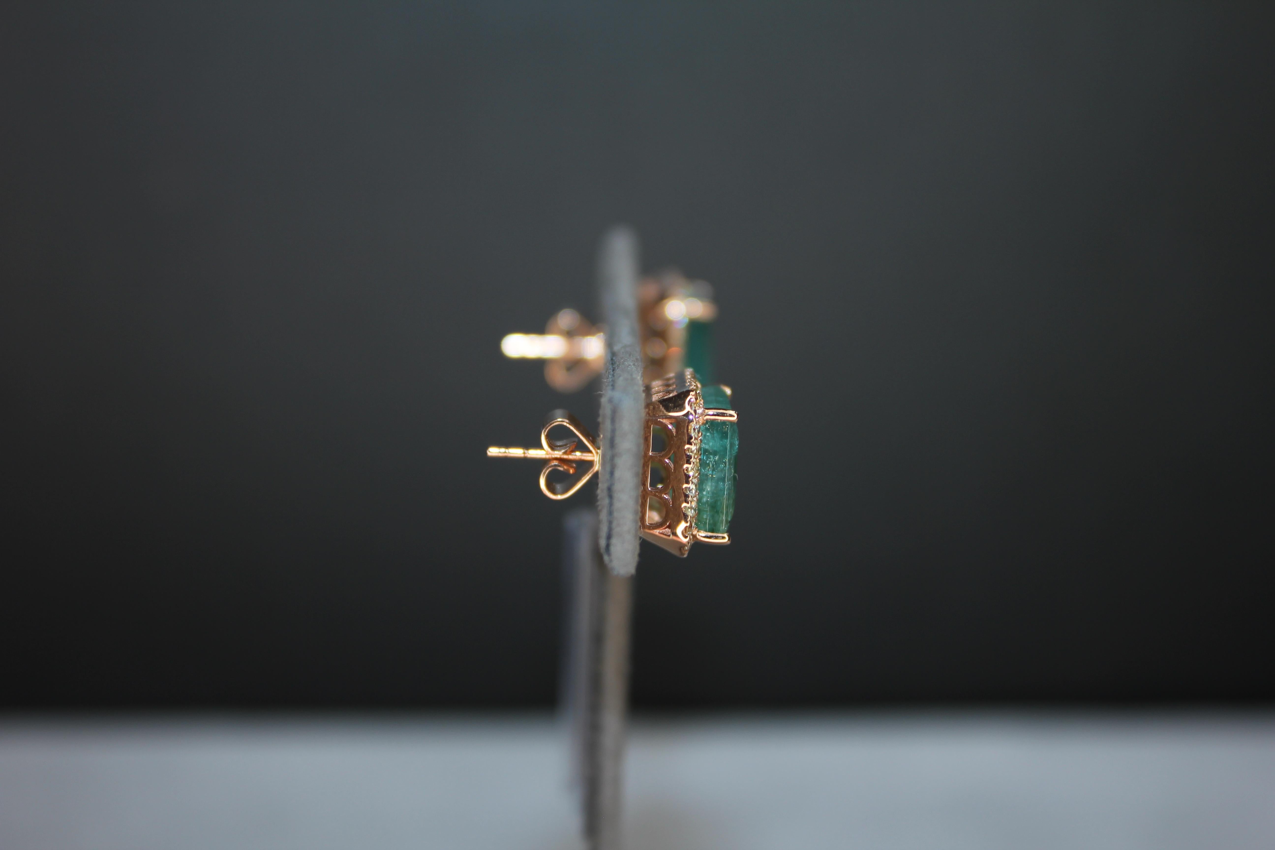 Boucles d'oreilles en or rose 18 carats : Emerald Cut Green Emerald Diamond Halo Stud en vente 3