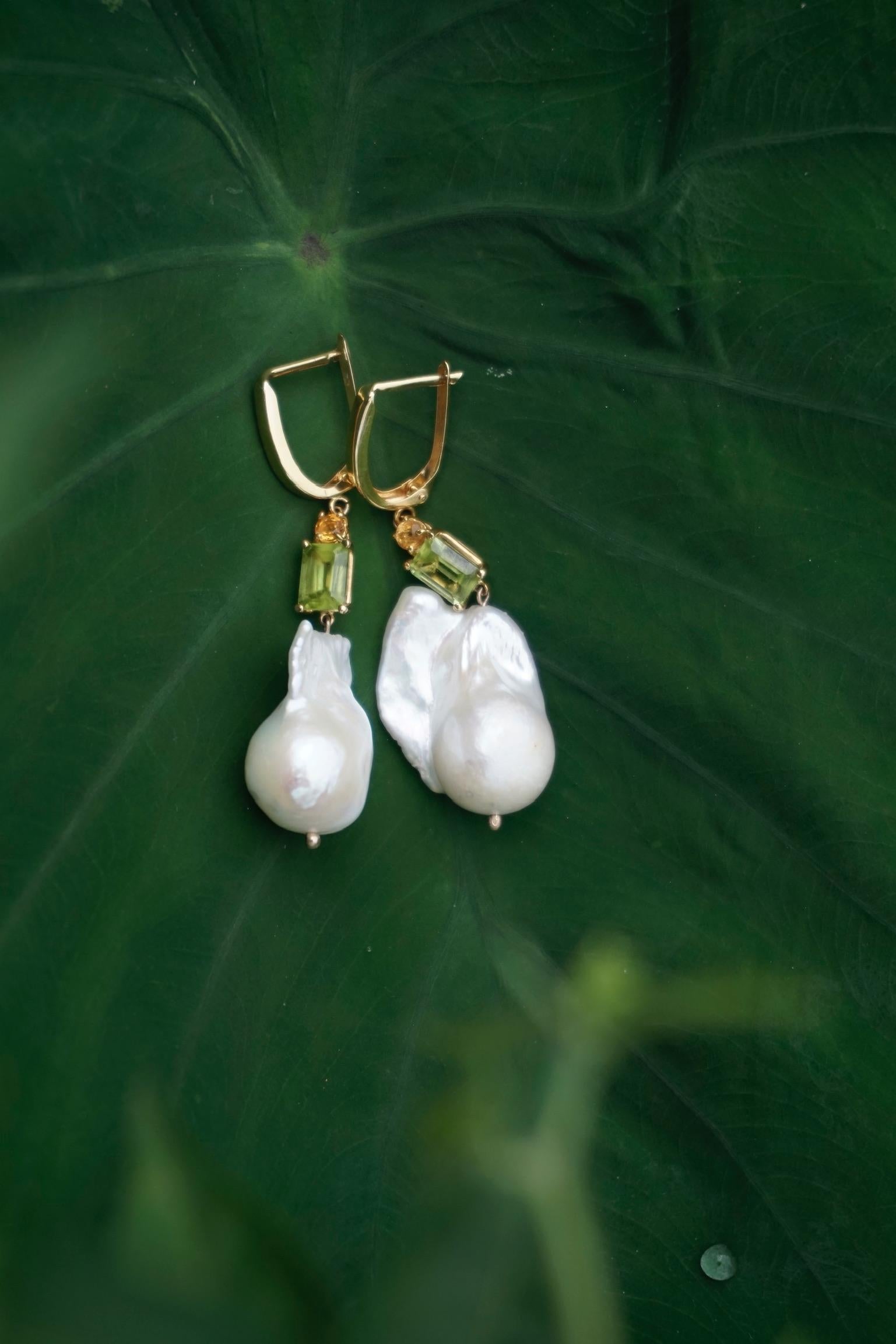  emerald cut green peridot  7 x 5 mm  mounted with a round citrine

- round citrine wt.: 0.10ct each (0.20ct total weight)

- e/c peridot wt.: 1.00 CT each ( 2.00ct total weight)

- length: 3 inches

-Freshwater baroque pearls

- handcrafted in a