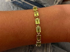 Bracelet de tennis en or jaune 14k avec péridot vert taillé en émeraude