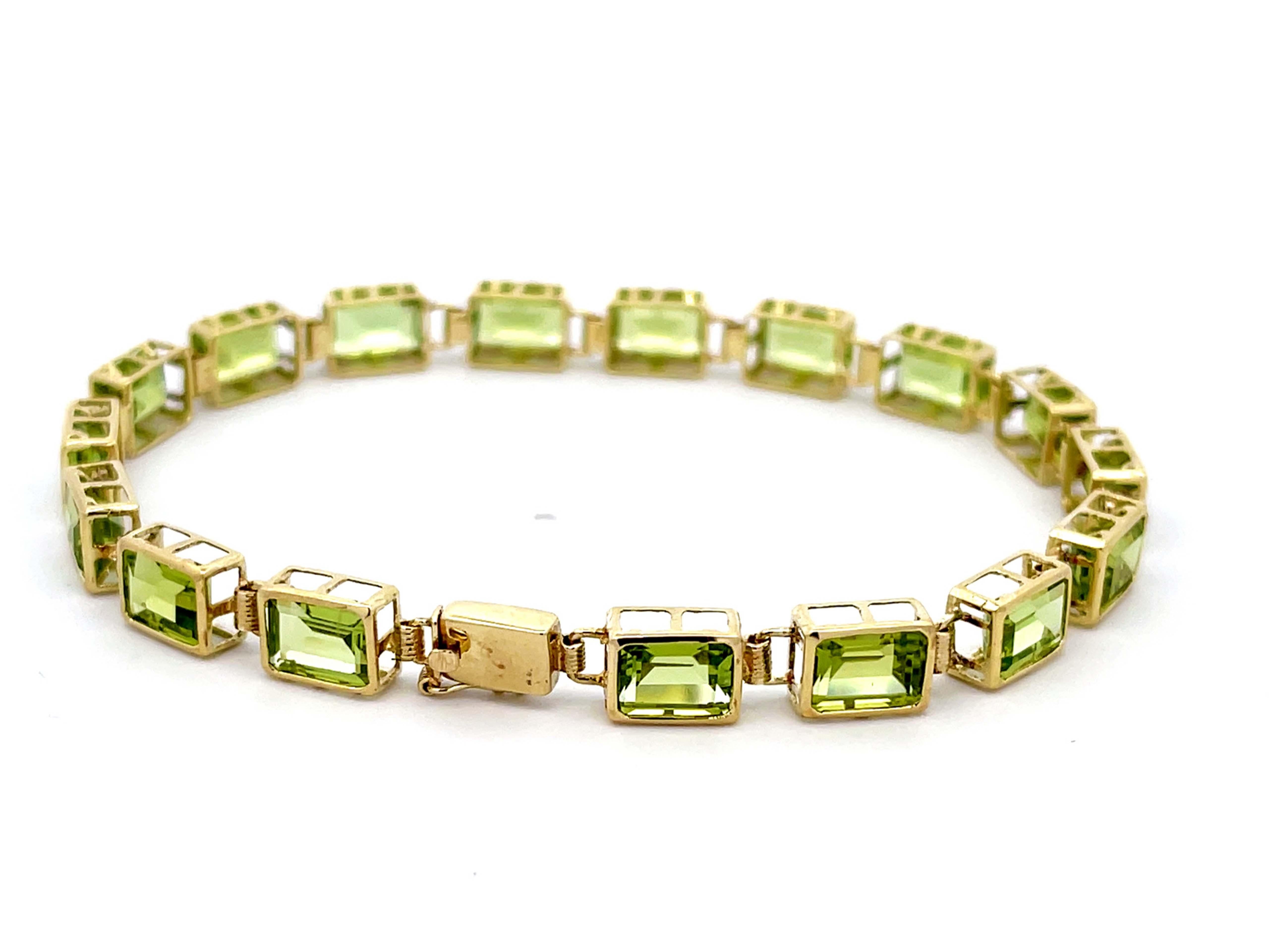 Emerald Cut Green Peridot Tennis Bracelet in 14k Yellow Gold In Excellent Condition In Honolulu, HI