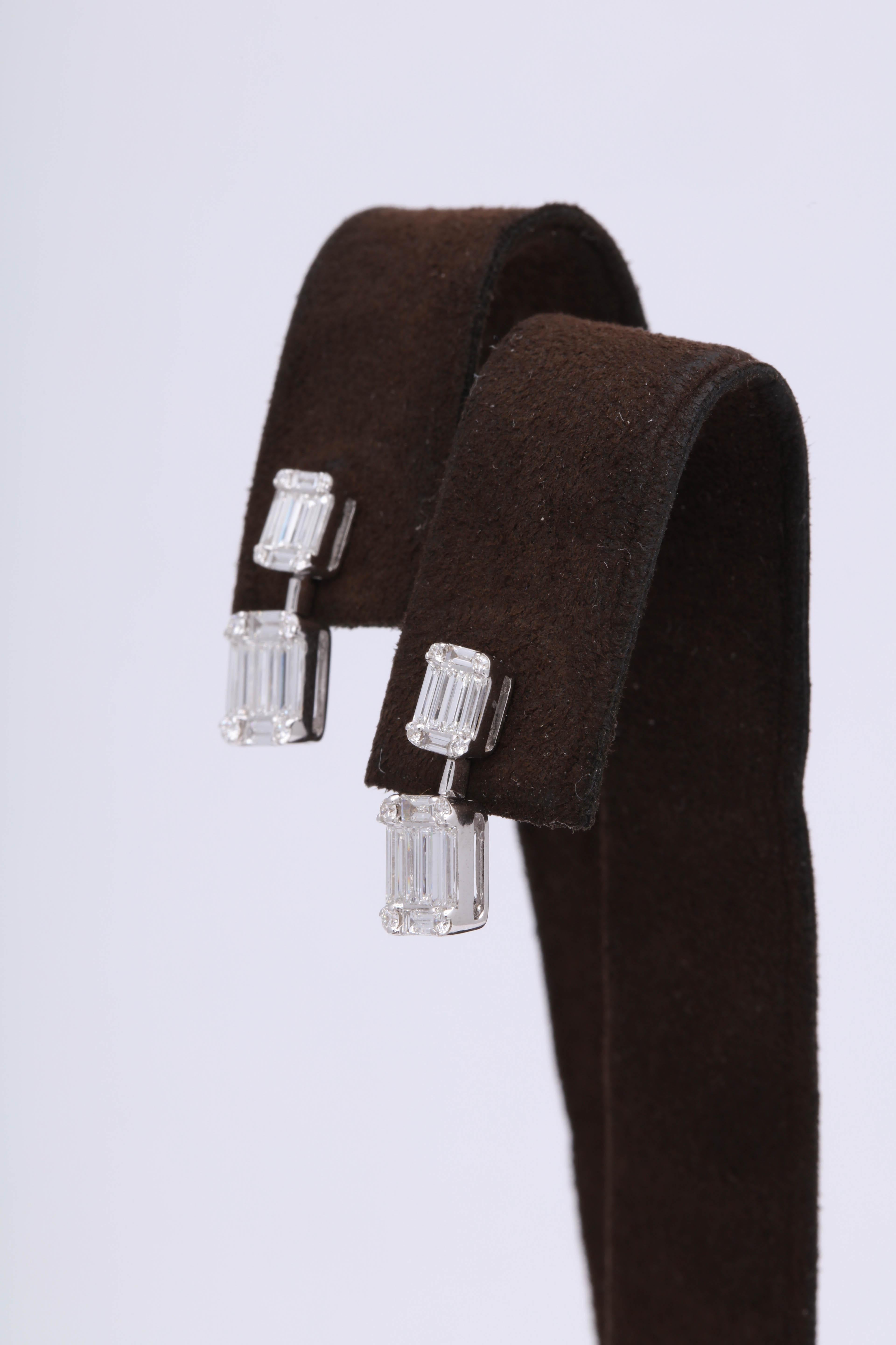 Taille baguette Boucles d'oreilles pendantes à diamants illusionnés, taille émeraude en vente