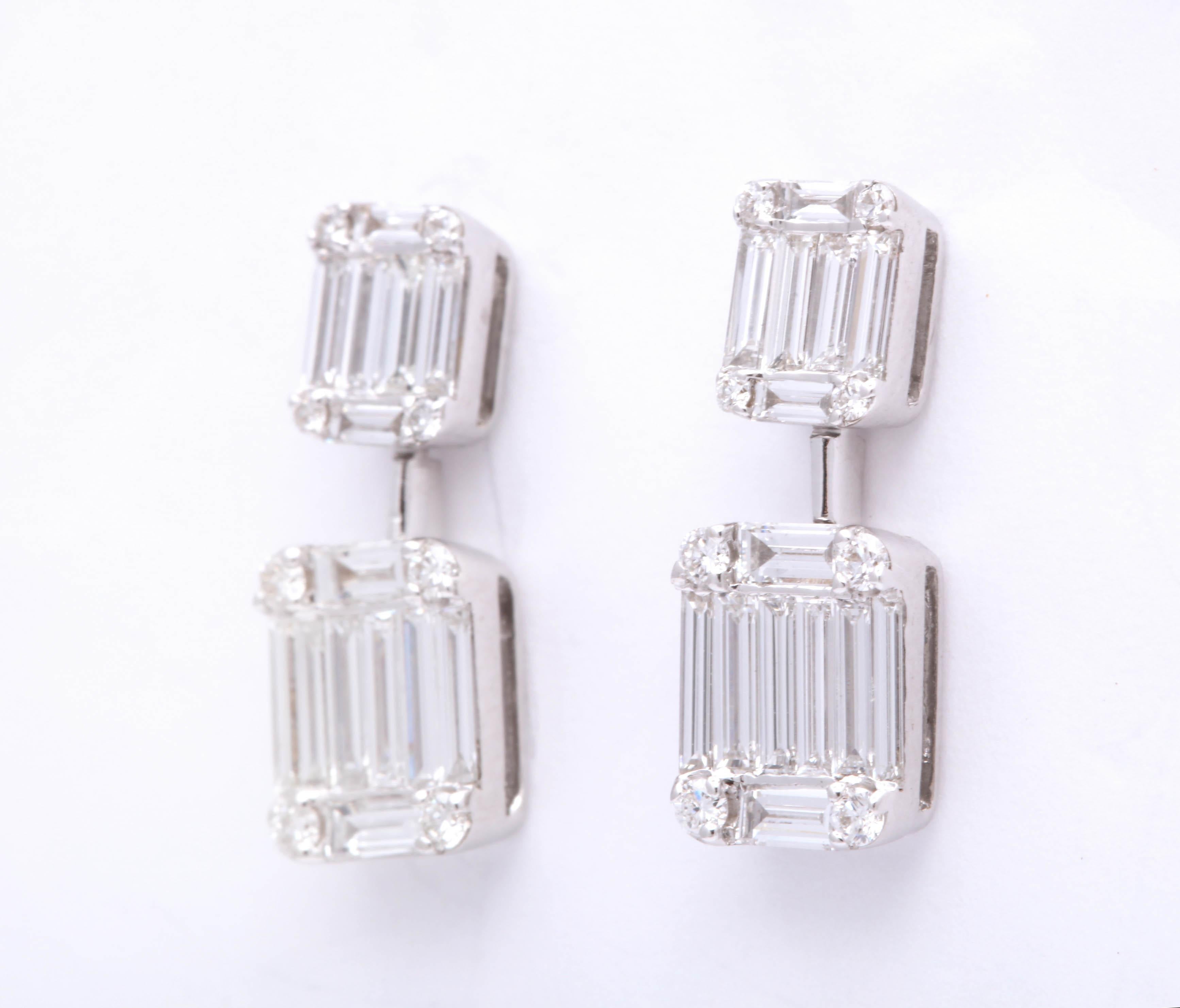 Boucles d'oreilles pendantes à diamants illusionnés, taille émeraude Neuf - En vente à New York, NY