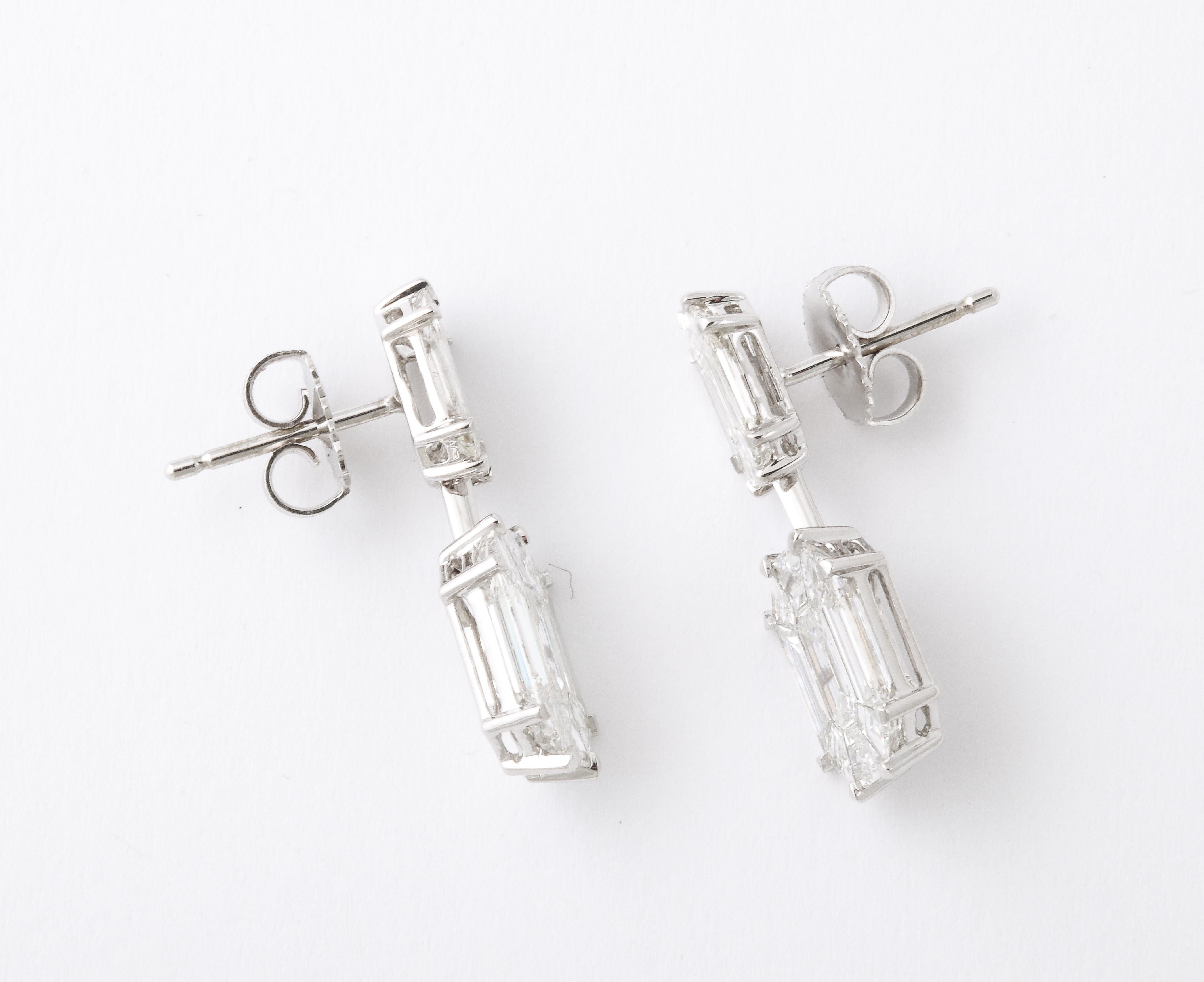 Boucles d'oreilles pendantes à diamants illusionnés, taille émeraude en vente 1