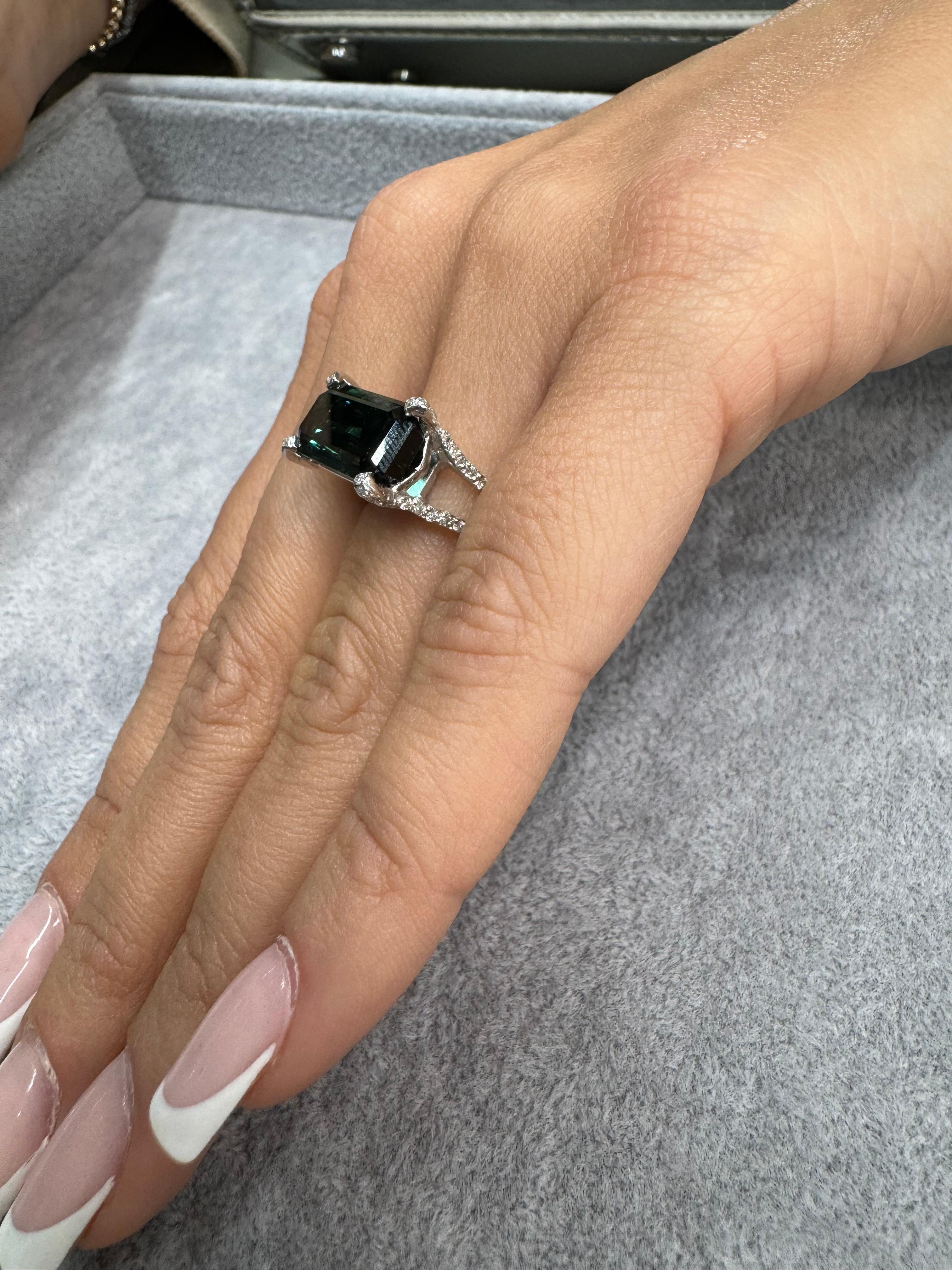 Emerald Cut Indicolite Tourmaline Split Shank Diamond Ring 6.91 Carats 18KT For Sale 2