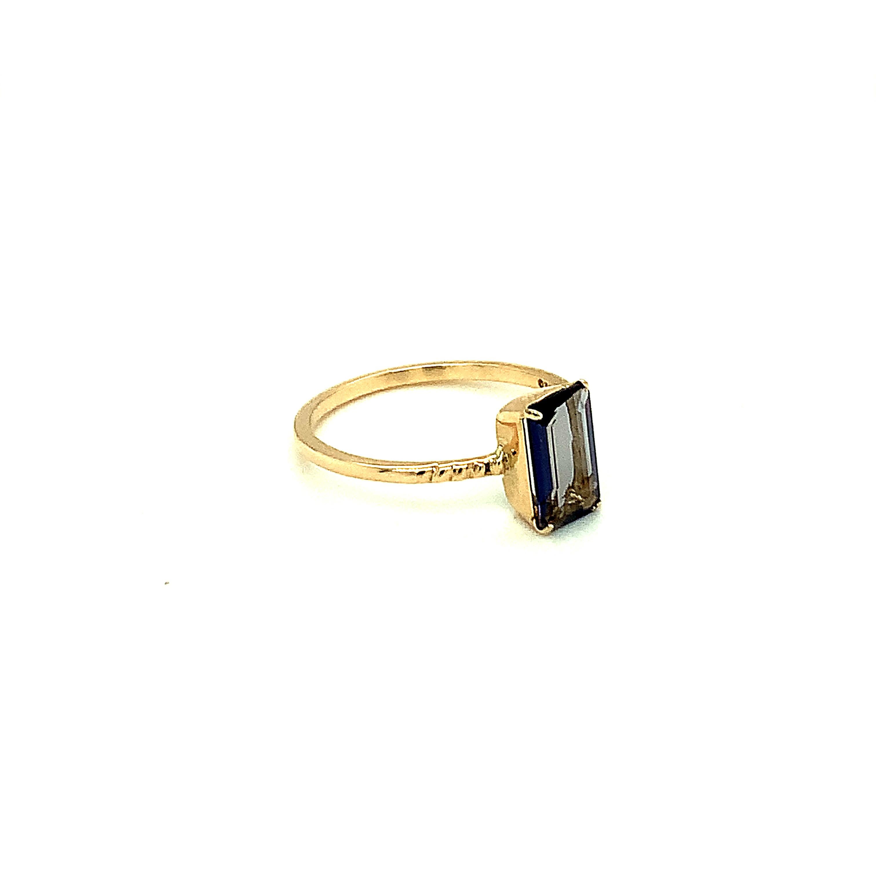 Taille émeraude Bague à anneau mince en or jaune 14K, Iolite taille émeraude en vente