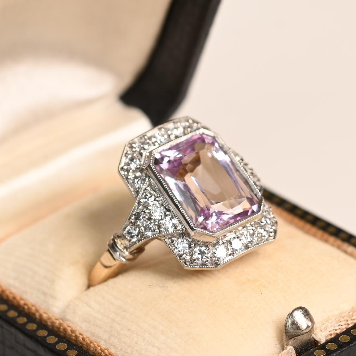 Dieser exquisite geometrische Edelsteinring präsentiert einen atemberaubenden Kunzit von ca. 3,60 Karat im Smaragdschliff, der in der Mitte elegant in eine Lünette gefasst ist. Der bezaubernde lavendelfarbene Farbton des Kunzits wird durch einen