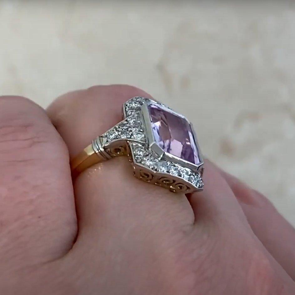 Taille émeraude Bague halo de kunzite taille émeraude (environ 3,60 carats), platine, or jaune 18 carats en vente