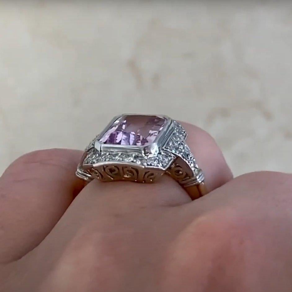 Bague halo de kunzite taille émeraude (environ 3,60 carats), platine, or jaune 18 carats Excellent état - En vente à New York, NY