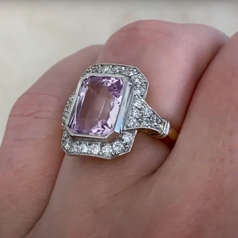 Bague halo de kunzite taille émeraude (environ 3,60 carats), platine, or jaune 18 carats Pour femmes en vente