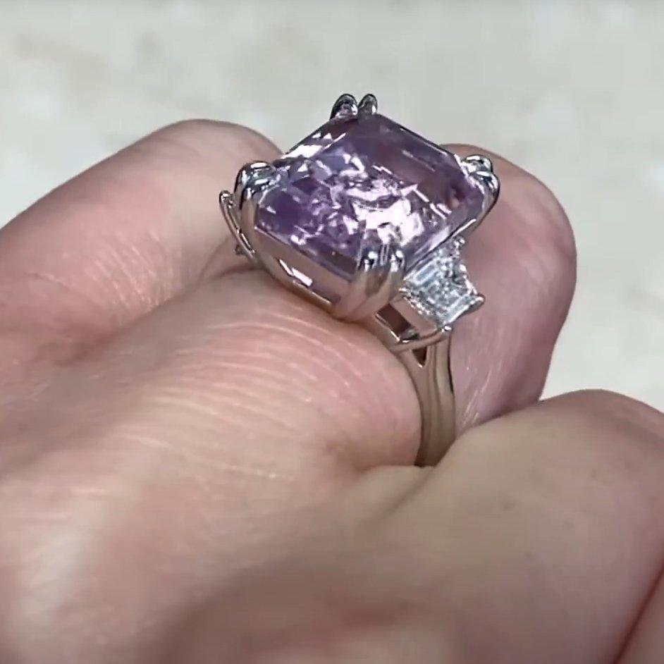 Anillo de kunzita talla esmeralda (aprox. 9,00 quilates), platino en Excelente estado para la venta en New York, NY