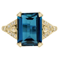 Solitär-Ring aus 14 Karat Gelbgold mit Londoner blauem Topas im Smaragdschliff und Diamant