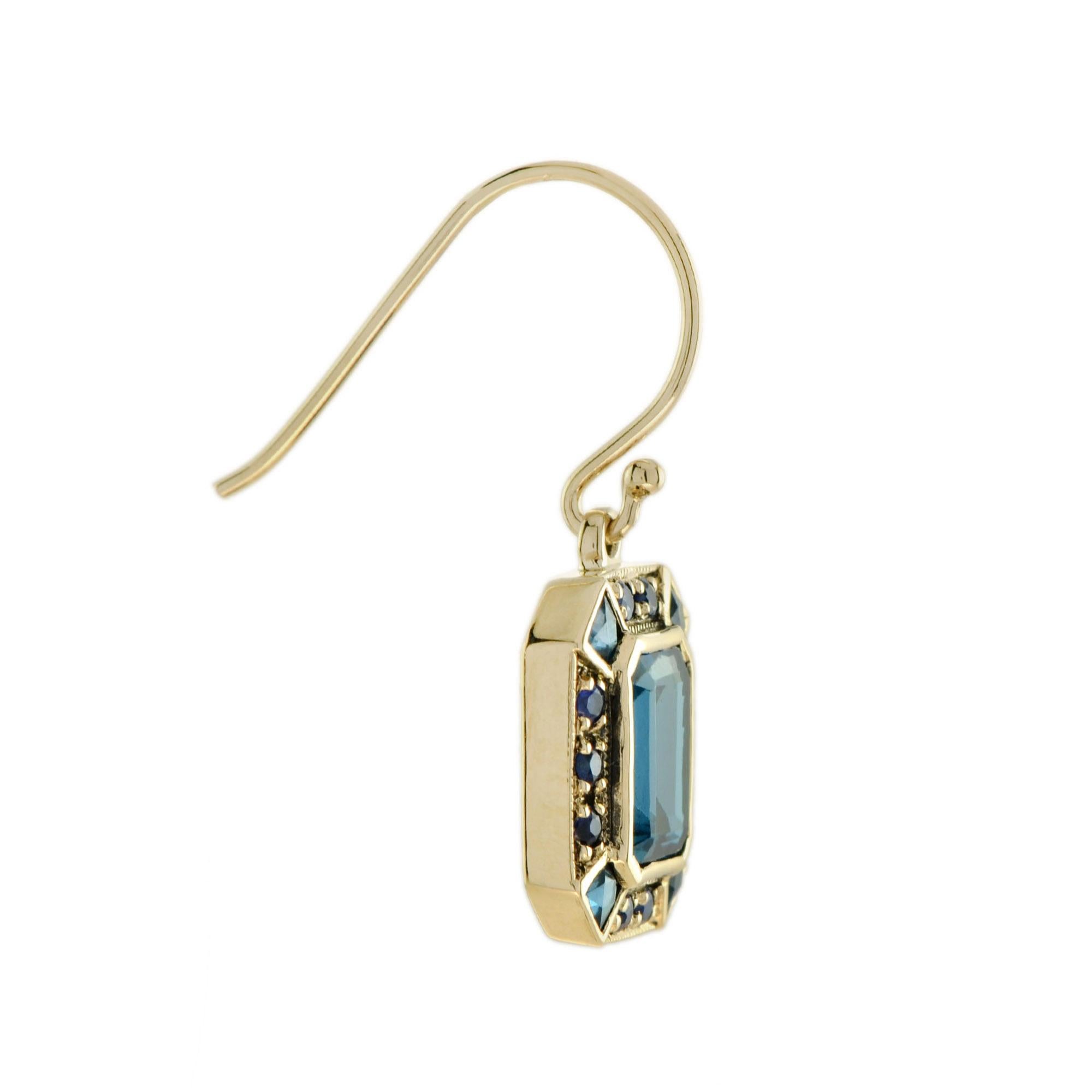 Ein schönes Paar Ohrringe im Vintage-Design. Gefertigt aus 9k Gelbgold mit smaragdgeschliffenem Londoner Blautopas und runden blauen Saphiren für ihre Akzente. Ein herrlich klassisches und schickes Paar Ohrringe im