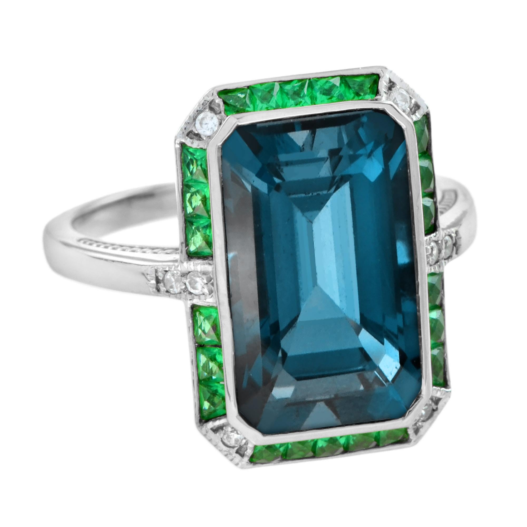 Ein vom Art Deco inspirierter Ring aus Platin 950 mit blauem Topas, Smaragd und Diamanten. Der Ring besteht aus einem zentralen Londoner Blautopas im Smaragdschliff, umgeben von Smaragden im französischen Schliff und Diamanten im Rundschliff.