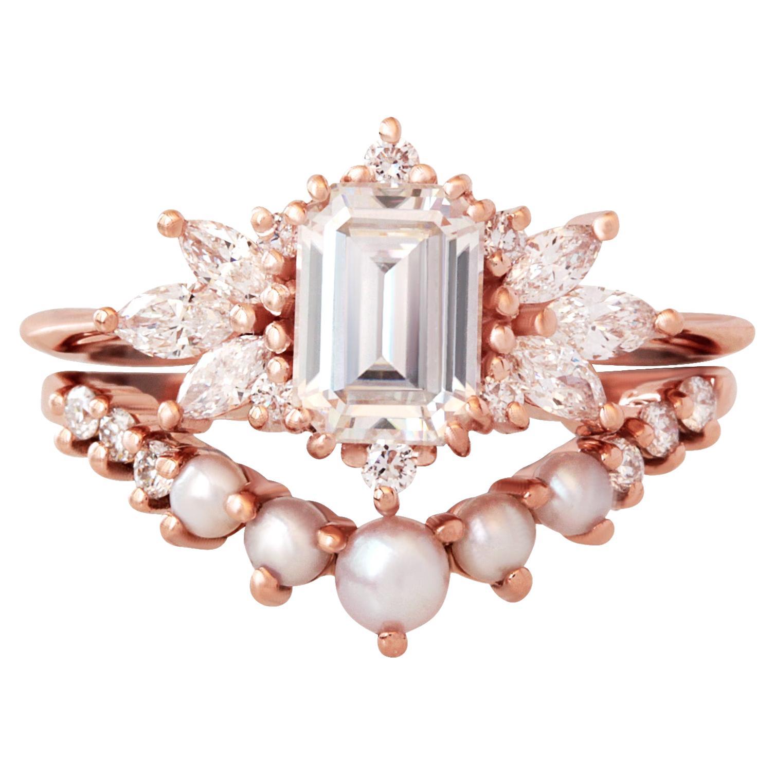 Bague de fiançailles en diamant taille émeraude sertie de deux anneaux scintillants et de perles 