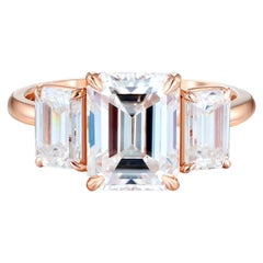 Anello di fidanzamento con tre pietre di moissanite taglio smeraldo in oro 14k.
