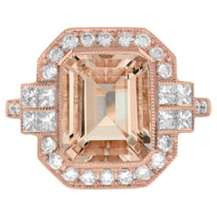 Verlobungsring aus 18 Karat Roségold mit Morganit im Smaragdschliff und Diamanten