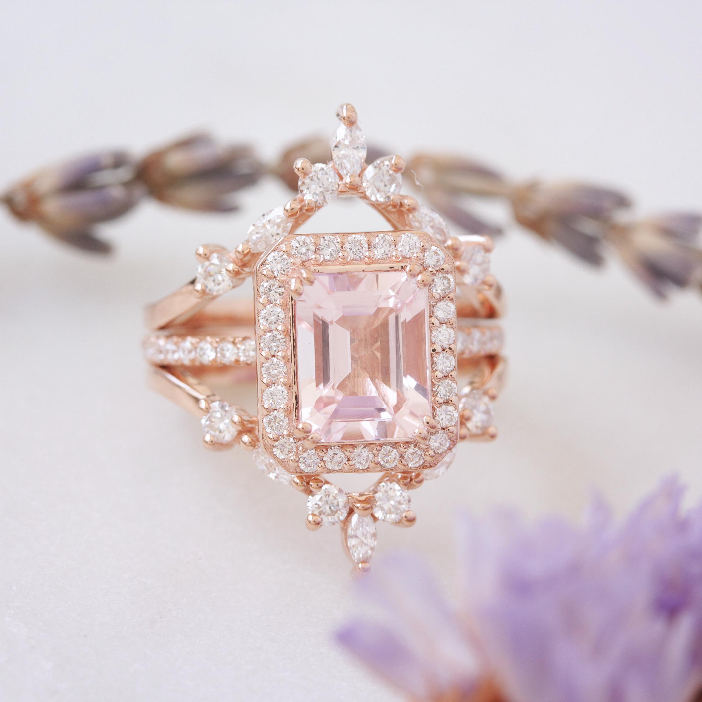 Bague de fiançailles et anneau de garde uniques en forme de halo de diamants et de Morganite taillée en émeraude.
Cette liste concerne la bague de fiançailles et l'anneau de garde.
Fabriqué à la main avec soin. 
Un design original de Silly Shiny